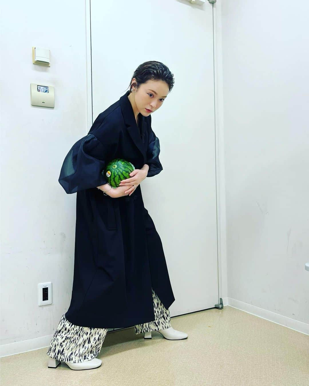 貫地谷しほりさんのインスタグラム写真 - (貫地谷しほりInstagram)「昨日はとある番宣の収録でした。 楽屋に入ったらスイカが、、 スタイリストmickちゃんからの差し入れでした〜 ありがとう(*^◯^*) そんな季節か〜 #スタイリスト #mick #ヘアメイク #北一騎」6月21日 11時59分 - shihori_kanjiya