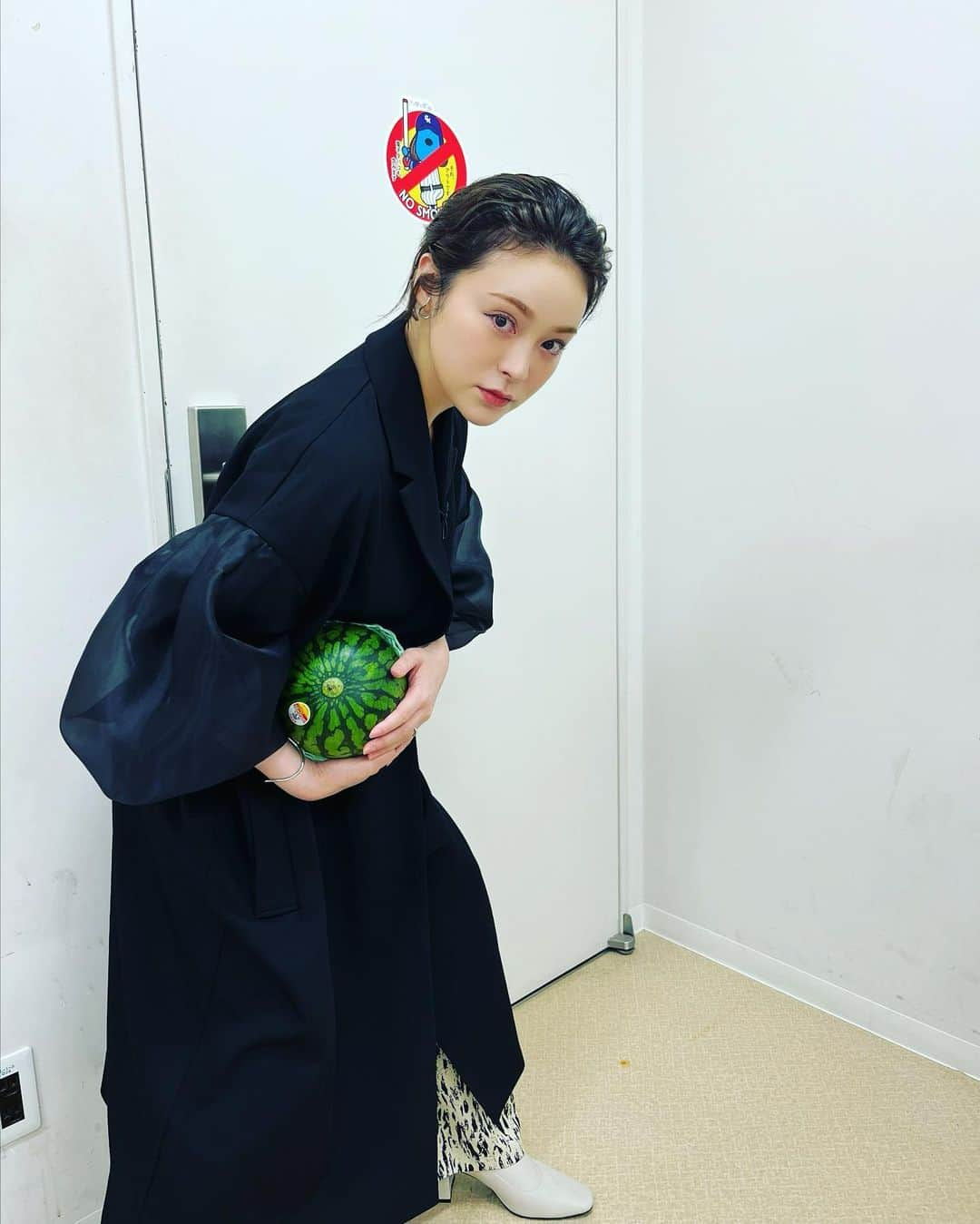 貫地谷しほりさんのインスタグラム写真 - (貫地谷しほりInstagram)「昨日はとある番宣の収録でした。 楽屋に入ったらスイカが、、 スタイリストmickちゃんからの差し入れでした〜 ありがとう(*^◯^*) そんな季節か〜 #スタイリスト #mick #ヘアメイク #北一騎」6月21日 11時59分 - shihori_kanjiya