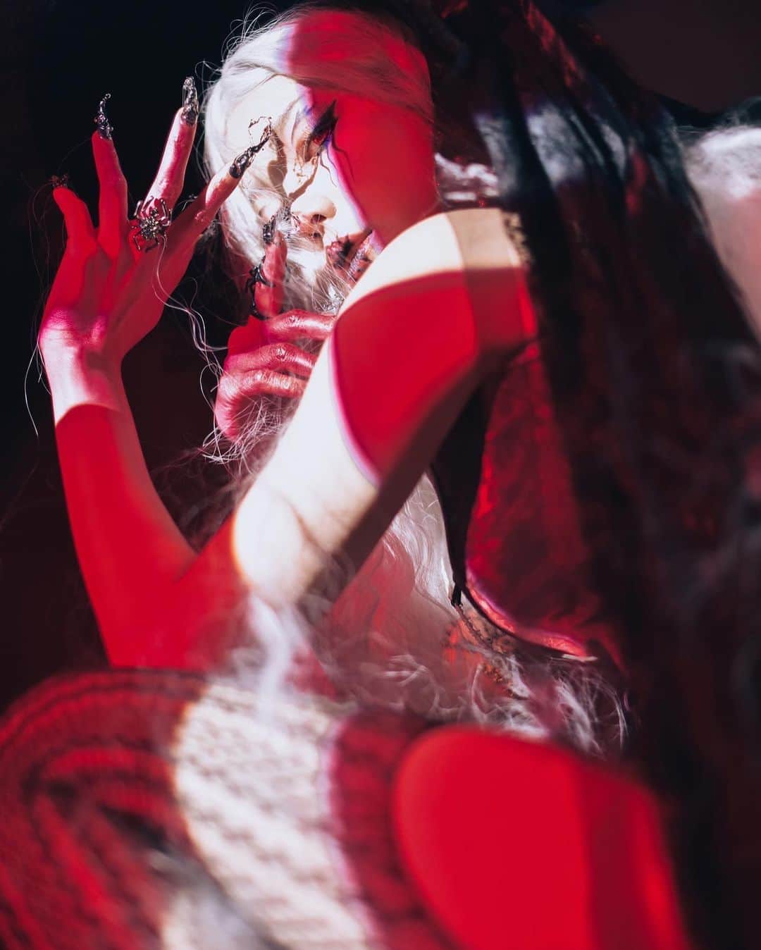Elyさんのインスタグラム写真 - (ElyInstagram)「𝔅𝔩𝔬𝔬𝔡𝔶 🩸  還沒萬聖節就召喚魔女 新感覺新嘗試，太喜歡了….❣️  Photo by  @dzzdm  Makeup @kimono_luna」6月21日 16時08分 - eeelyeee