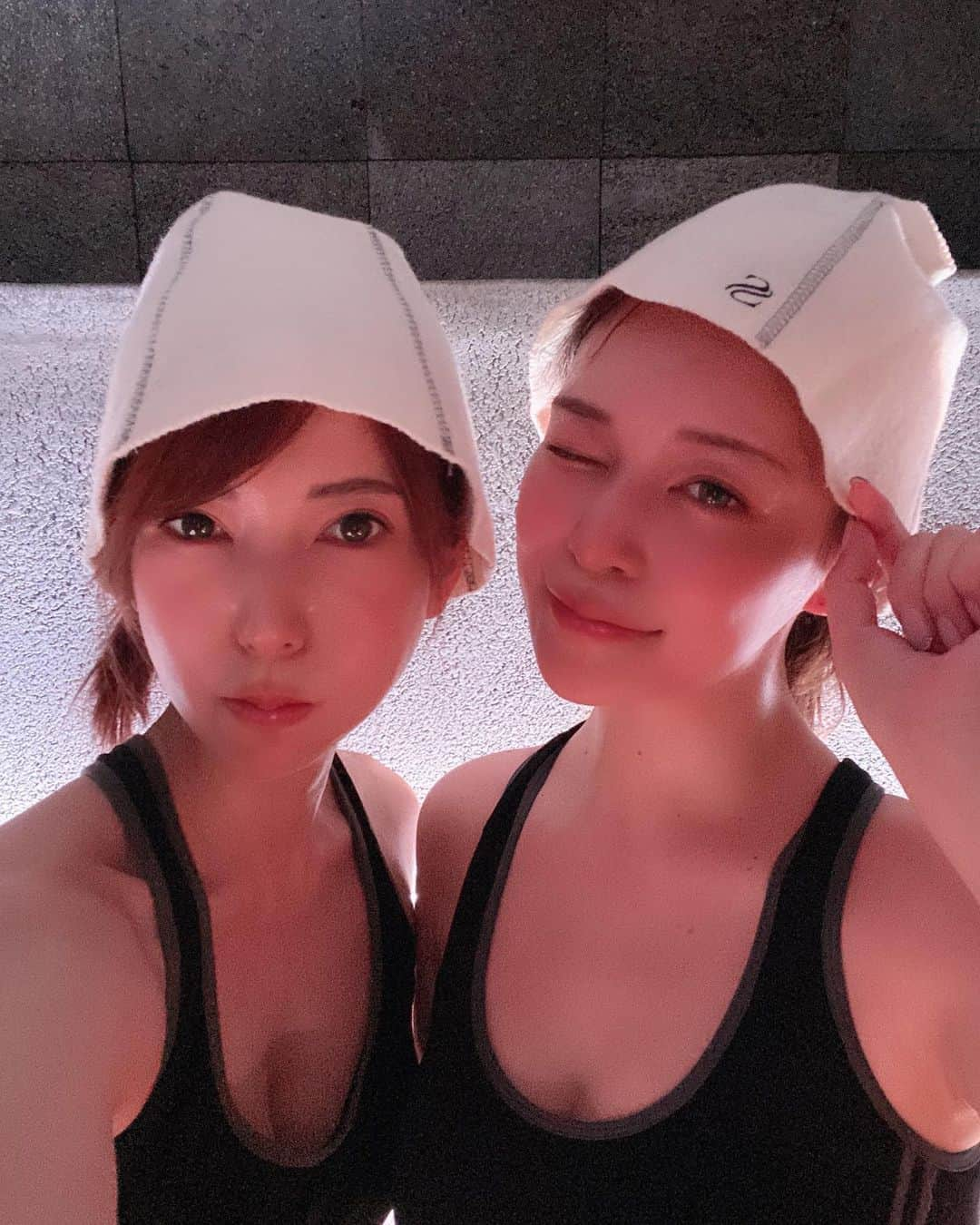 波多野結衣さんのインスタグラム写真 - (波多野結衣Instagram)「めめたんと会員制のプライベートサウナthe s(@sauna_the_s )さんにいってきたよ♨️✨  セルフロウリュでアロマ水かけて最高に心地よい空間でした🥺  水風呂も15℃くらいらしく、深めだし整い方半端なかったです🧖‍♀✨  水着もサウナハットも用意してくれているし、男女更衣室も分けられていてアメニティも揃っているので手ぶらでいけちゃう🥰  サウナ室の証明も色が変えれるし、個人的に真っ暗にして熱波受けて頭の上からキンキンに冷えた冷水をいきなりかけられた時 サウナで今までに体験したことないくらいの気持ち良さでぶっ飛びました🤣  サウナ師匠(@daisukeakiyama )にサウナのあれやこれや教えていただけたので、感謝感激です！🙇‍♀✨  またここのサウナいきたい！！🥺 . . #sauna_the_s #サウナ #サウナ女子  #ロウリュ #セルフロウリュ #アロマ水  #整い #熱波 #最高 #気持ちいい  #あまみ #会員制プライベートサウナ  #六本木」6月21日 17時26分 - hatachan524