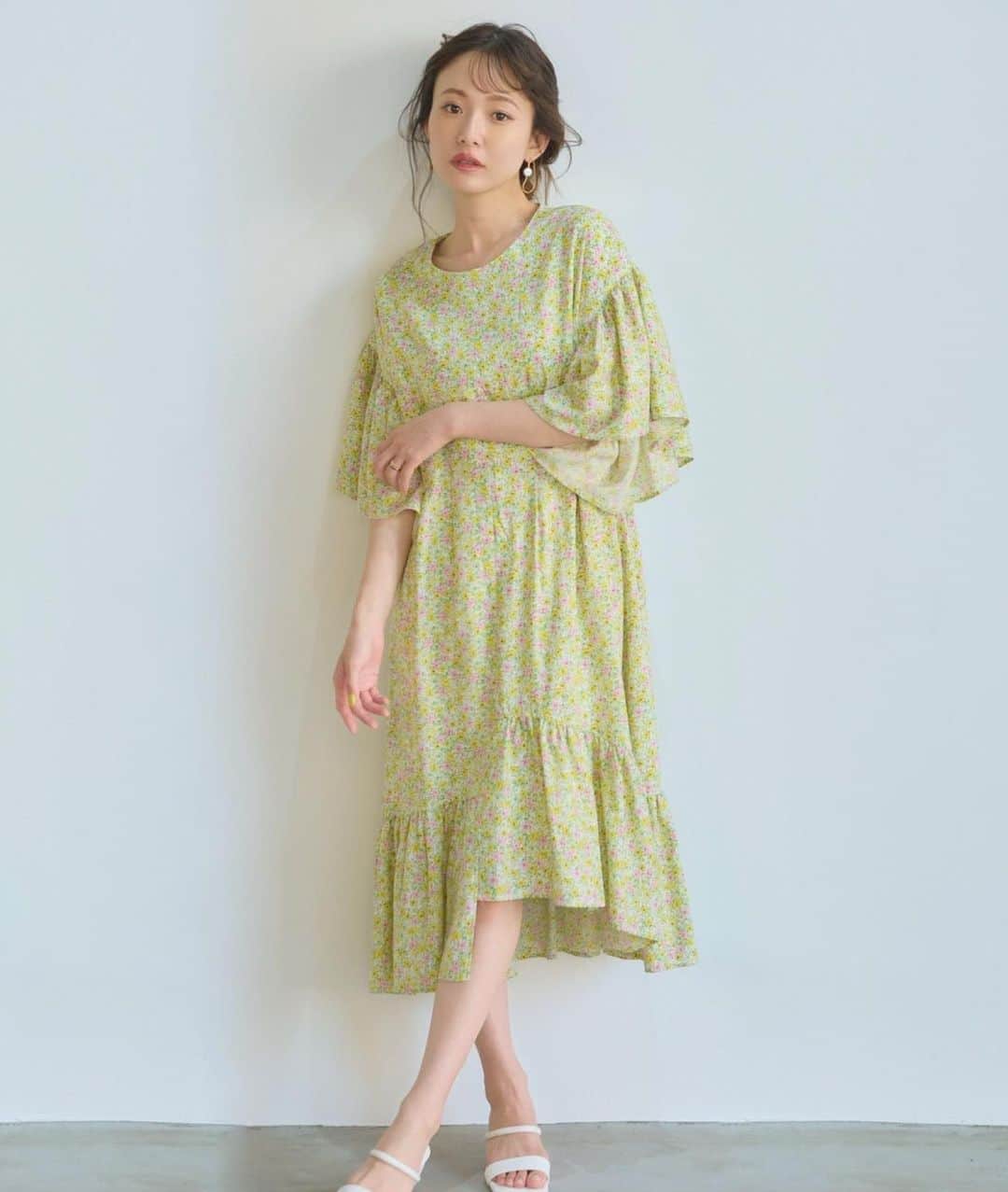西川瑞希（みずきてぃ）さんのインスタグラム写真 - (西川瑞希（みずきてぃ）Instagram)「明日発売のおNEWワンピース🌼お久しぶりのお花柄と夏らしい2色のカラーでデザインしました！柔らかな雰囲気に仕上げたくてひらひらとしたお袖と、裾のフリルもポイントにっ✨ゆるりと着れて楽ちんです☺︎  @cheriemona_official ✴︎フラワーイレヘムワンピース (6月22日 18:00〜発売)  裾の長さを切り替えたアシンメトリーのヘムライン、ロングすぎない着丈で足元に抜け感も◎  これからの時期にもぴったりな涼しげで、軽やかな素材感です//  #cheriemona #newarival #onepiece #fashion #summerfashion #夏コーデ #夏ワンピース #花柄ワンピース #小花柄 #フェミニンコーデ #新作」6月21日 17時39分 - mizuki_nishikawa_
