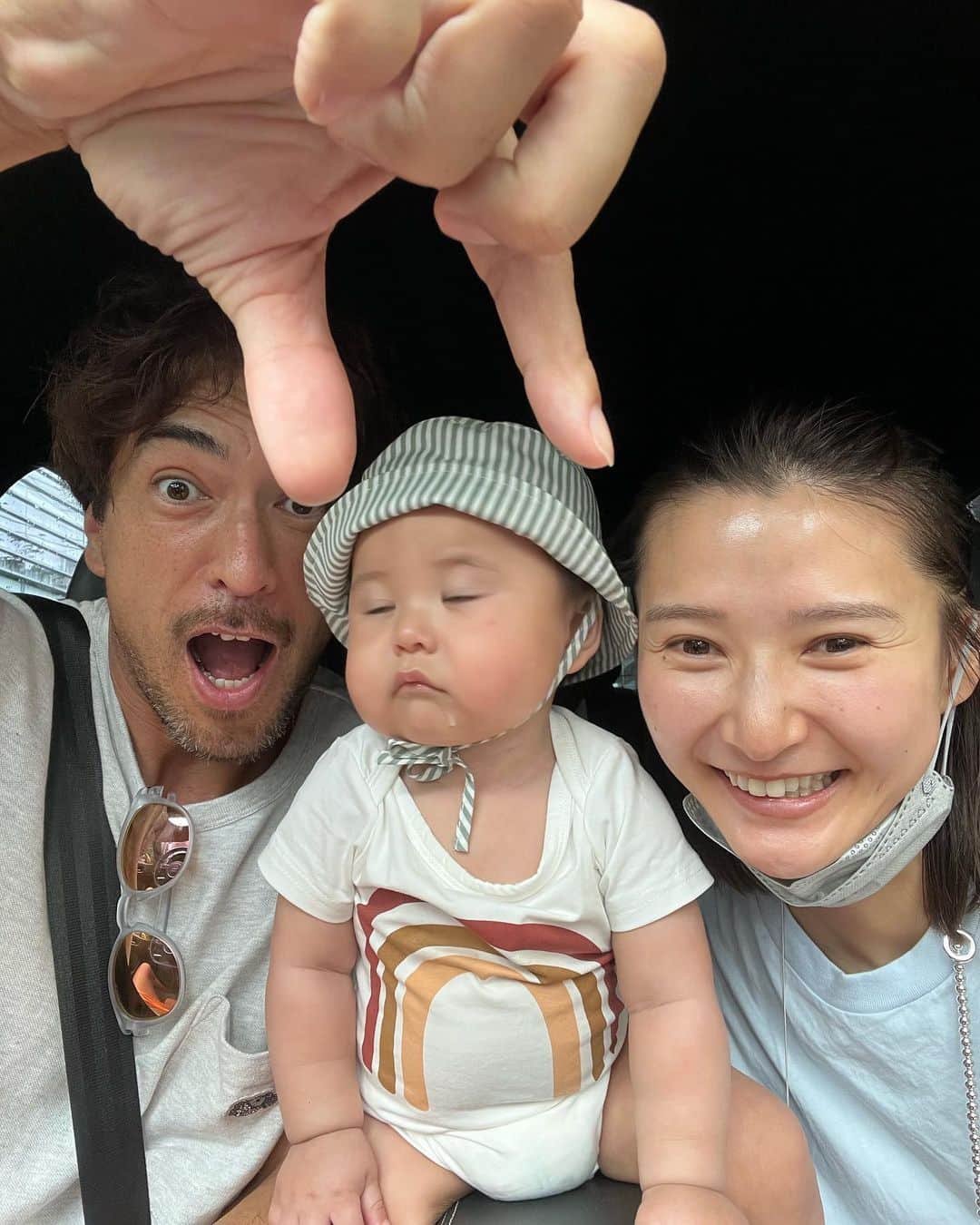 美優さんのインスタグラム写真 - (美優Instagram)「なかなか3人共が 表情良いってないね😂  すっぴんでもロランくらい顔が濃くなりたい。笑 いいよなぁ、この濃さ🤔 濃い人の隣で益々薄く見える私🤣  #滝川家　#8ヶ月ベビー」6月21日 17時41分 - miyu11_20