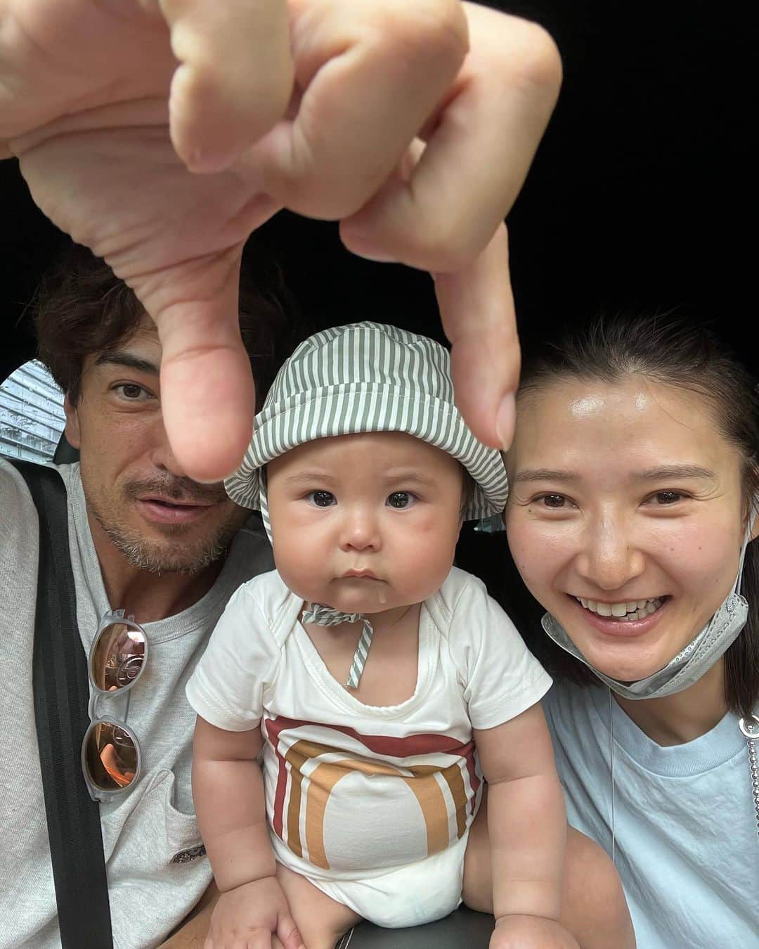 美優さんのインスタグラム写真 - (美優Instagram)「なかなか3人共が 表情良いってないね😂  すっぴんでもロランくらい顔が濃くなりたい。笑 いいよなぁ、この濃さ🤔 濃い人の隣で益々薄く見える私🤣  #滝川家　#8ヶ月ベビー」6月21日 17時41分 - miyu11_20