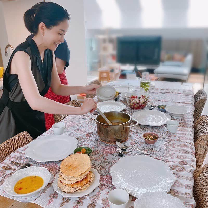 内田恭子さんのインスタグラム写真 - (内田恭子Instagram)「楽しいヨガ仲間でアーユルヴェーダクッキング。質の良い素材のよさを壊さないように、でも美味しく健康的に食べる学び。 @noriko_kirishima ちゃん、今日も素晴らしいレッスンと癒しの空間をありがとう！  Ayurveda cooking with my yoga friends. What a great time!!  #ayurveda #cookin #ayurvedacooking #yum #アーユルヴェーダ #クッキング #mindfullness #マインドフルネス #内田恭子 #kyokouchida」6月21日 18時05分 - kyoko.uchida.official