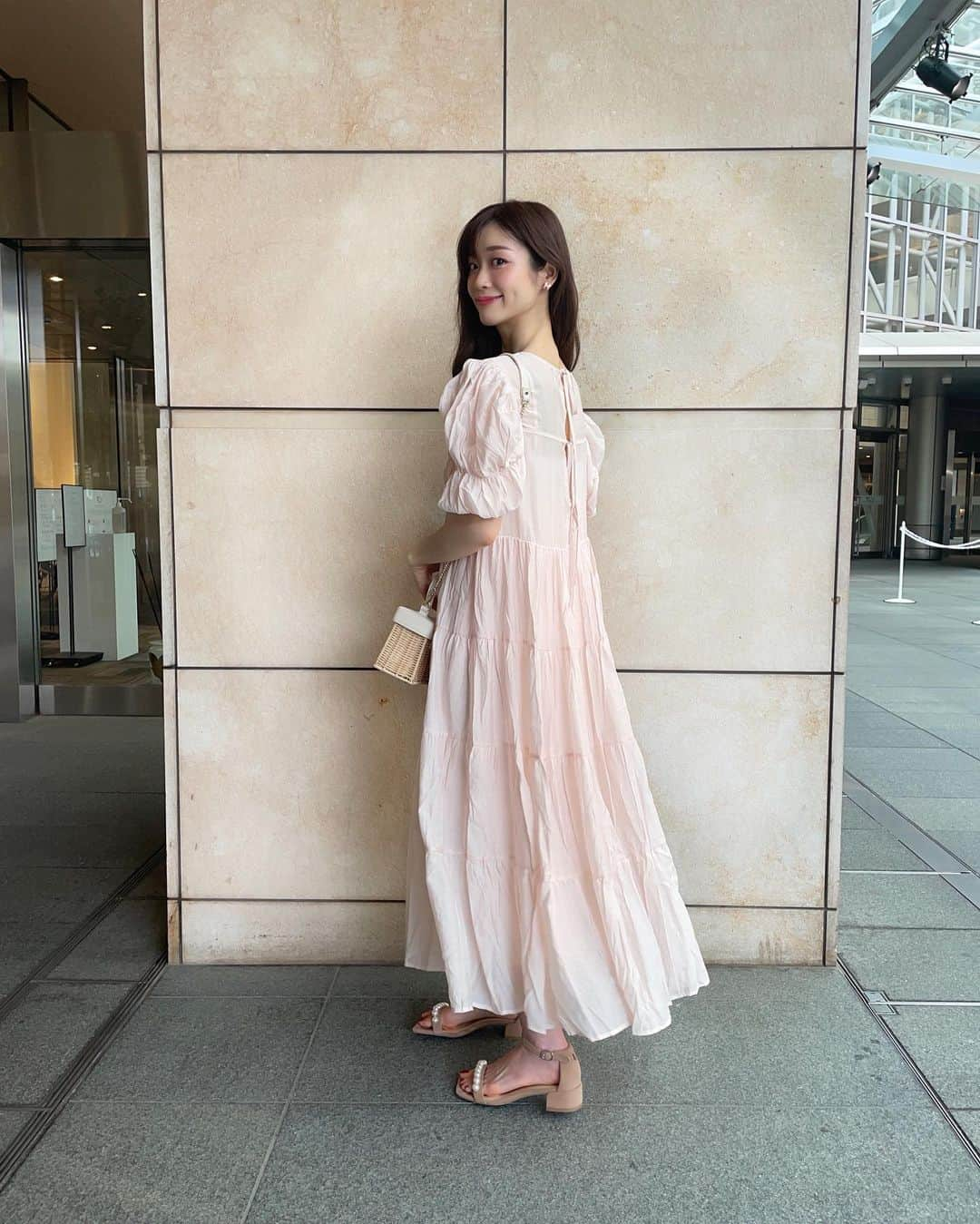 牧野結美さんのインスタグラム写真 - (牧野結美Instagram)「大人可愛いロングワンピース🧚🏻‍♀️💕  ふんわりとしたパフスリーブに しわ加工が施されてるので ボリュームが抑えられてとっても上品🫧  あと、バックリボンがポイント🎀  ゆったりさらっとした着心地で これから夏にかけて大活躍しそう♡  dress… @chou_chou_ma_cheri   #chouchoumacheri #シュシュマシェリ　#シュシュコーデ #初夏コーデ #夏服コーデ #ワンピースコーデ #デートコーデ #上品コーデ #大人可愛いコーデ #大人かわいいコーデ #アラサーコーディネート #アラサー女子コーデ #フェミニンコーデ #フェミニンコーディネート #30代コーデ #大人女子コーデ #30代ファッション pr」6月21日 18時57分 - yumi_makino_