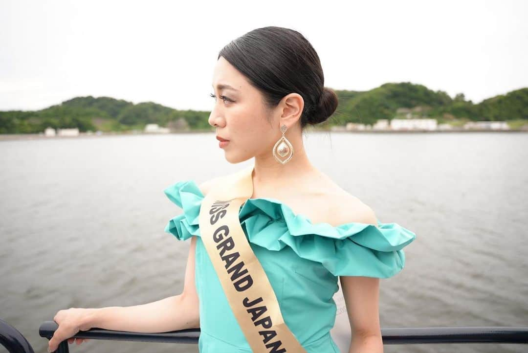 ミス・グランド・ジャパンさんのインスタグラム写真 - (ミス・グランド・ジャパンInstagram)「👑MISS GRAND JAPAN 2022 × YOKOSUKA👑  ミス・グランド・ジャパン2022【主管】公益社団法人横須賀青年会議所のご協力のもと、MISS GRAND JAPAN 2022 Special tour in YOKOSUKA🛳を実施いたしました。  🚢【YOKOSUKA軍港めぐり】とは？🚢 横須賀ならではの「ご当地」クルーズ✨ 横須賀港は、今から約160年前に米国ペリー艦隊が上陸して以来、海軍港として発展してきました。アメリカ海軍施設（横須賀本港）と海上自衛隊の司令部（長浦港）が置かれた港として広く知られており、トライアングルでは、これらの港を船でめぐるご当地クルーズ「YOKOSUKA軍港めぐり」を毎日運航しています。 YOKOSUKA軍港めぐりは、アメリカ海軍や海上自衛隊の艦船を間近で見ることができる、日本で唯一のクルージングツアーです。 ▶︎https://www.tryangle-web.com/  #軍港めぐり #yokosuka軍港めぐり #missgrandjapan  #missgrandjapan2022 #ミスグランドジャパン  #ミスグランドジャパン2022 #ミスグランドインターナショナル #世界最大級ミスコン」6月21日 18時57分 - missgrandjapan