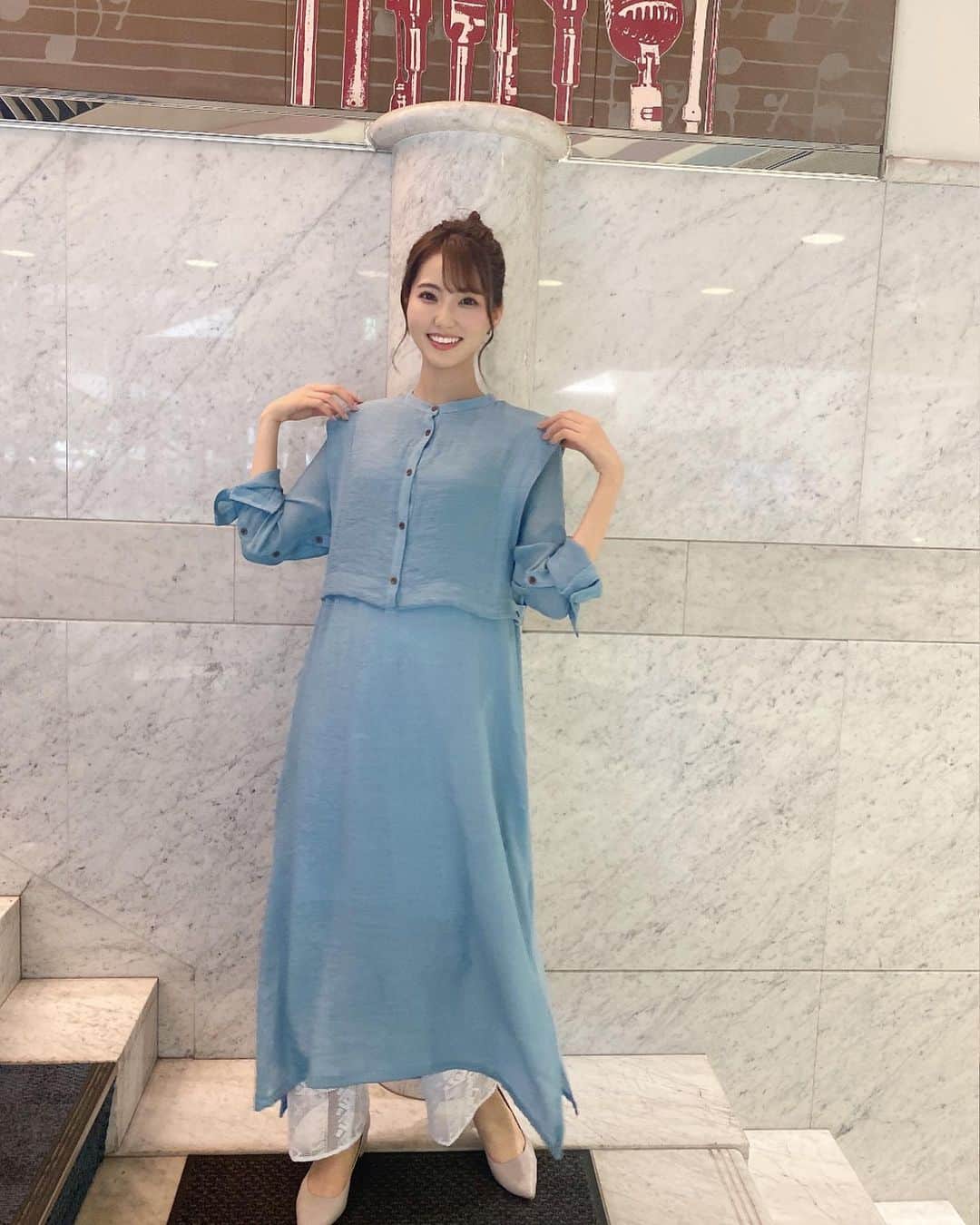 山下七子さんのインスタグラム写真 - (山下七子Instagram)「こんばんは🌙 今日も1日お疲れ様でした🐬  今朝のアサデス。KBCの衣装は @selectmoca さんの ・ブルーのシアスラブロングワンピース @kastane_ さんの ・白のレースパンツ 1枚でサラッと着れるのにボタンやレイヤードでお洒落上級者に見せてくれるワンピースでした👗🌏🦕 生地感も色味も可愛いかったなあ〜♪ 袖の部分のボタンを開けて着てもまた印象が変わって素敵✨✨  お久しぶりのお団子さんに🍡 衣装に合わせてブルーのイヤリングも🌏  今日は雨の朝でしたね☔️ これから雨の日が多くなってきそうなので大きな傘やレインシューズそれからタオルや替えの靴下、レインコートや防水スプレーが大活躍してくれそうですね！！✊🏼 高校生の頃は雨の日は絶対替えの靴下が必須だったなあ〜🧦懐かしい気持ちです、、！！  こまめな水分補給もお忘れなく〜！ 私はジャスミン茶かアイスティーかアセロラジュース買いがちです🍹  そして塩分補給も！！！ 今から奈良漬けを食べよーっと🫢 梅干しも食べたい、、🤤 #アサデス#アサデスKBC#KBC#お天気アシスタント#お天気コーナー#福岡県#ミディアムヘアアレンジ #お団子ヘア #ワンピース #ブルーワンピース#レースパンツ#パンプス #ブルベ夏」6月21日 19時08分 - yamashita_nanako