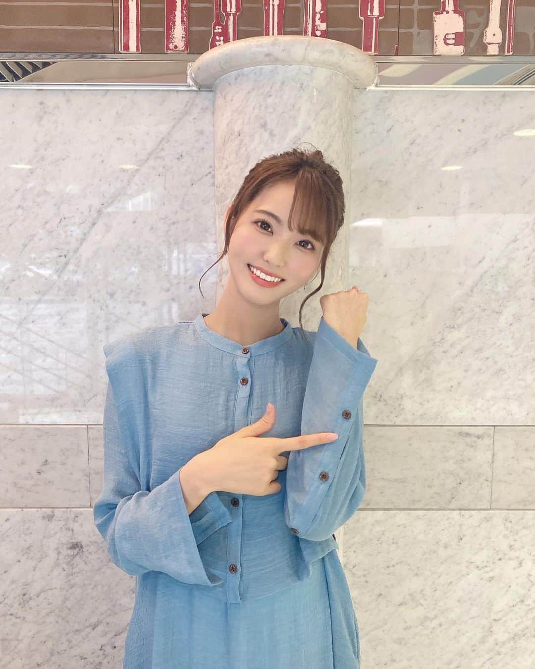 山下七子さんのインスタグラム写真 - (山下七子Instagram)「こんばんは🌙 今日も1日お疲れ様でした🐬  今朝のアサデス。KBCの衣装は @selectmoca さんの ・ブルーのシアスラブロングワンピース @kastane_ さんの ・白のレースパンツ 1枚でサラッと着れるのにボタンやレイヤードでお洒落上級者に見せてくれるワンピースでした👗🌏🦕 生地感も色味も可愛いかったなあ〜♪ 袖の部分のボタンを開けて着てもまた印象が変わって素敵✨✨  お久しぶりのお団子さんに🍡 衣装に合わせてブルーのイヤリングも🌏  今日は雨の朝でしたね☔️ これから雨の日が多くなってきそうなので大きな傘やレインシューズそれからタオルや替えの靴下、レインコートや防水スプレーが大活躍してくれそうですね！！✊🏼 高校生の頃は雨の日は絶対替えの靴下が必須だったなあ〜🧦懐かしい気持ちです、、！！  こまめな水分補給もお忘れなく〜！ 私はジャスミン茶かアイスティーかアセロラジュース買いがちです🍹  そして塩分補給も！！！ 今から奈良漬けを食べよーっと🫢 梅干しも食べたい、、🤤 #アサデス#アサデスKBC#KBC#お天気アシスタント#お天気コーナー#福岡県#ミディアムヘアアレンジ #お団子ヘア #ワンピース #ブルーワンピース#レースパンツ#パンプス #ブルベ夏」6月21日 19時08分 - yamashita_nanako
