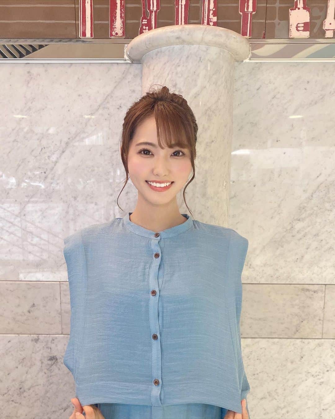 山下七子さんのインスタグラム写真 - (山下七子Instagram)「こんばんは🌙 今日も1日お疲れ様でした🐬  今朝のアサデス。KBCの衣装は @selectmoca さんの ・ブルーのシアスラブロングワンピース @kastane_ さんの ・白のレースパンツ 1枚でサラッと着れるのにボタンやレイヤードでお洒落上級者に見せてくれるワンピースでした👗🌏🦕 生地感も色味も可愛いかったなあ〜♪ 袖の部分のボタンを開けて着てもまた印象が変わって素敵✨✨  お久しぶりのお団子さんに🍡 衣装に合わせてブルーのイヤリングも🌏  今日は雨の朝でしたね☔️ これから雨の日が多くなってきそうなので大きな傘やレインシューズそれからタオルや替えの靴下、レインコートや防水スプレーが大活躍してくれそうですね！！✊🏼 高校生の頃は雨の日は絶対替えの靴下が必須だったなあ〜🧦懐かしい気持ちです、、！！  こまめな水分補給もお忘れなく〜！ 私はジャスミン茶かアイスティーかアセロラジュース買いがちです🍹  そして塩分補給も！！！ 今から奈良漬けを食べよーっと🫢 梅干しも食べたい、、🤤 #アサデス#アサデスKBC#KBC#お天気アシスタント#お天気コーナー#福岡県#ミディアムヘアアレンジ #お団子ヘア #ワンピース #ブルーワンピース#レースパンツ#パンプス #ブルベ夏」6月21日 19時08分 - yamashita_nanako