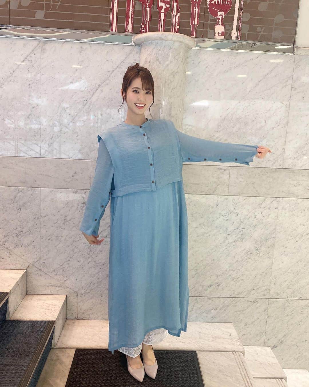 山下七子さんのインスタグラム写真 - (山下七子Instagram)「こんばんは🌙 今日も1日お疲れ様でした🐬  今朝のアサデス。KBCの衣装は @selectmoca さんの ・ブルーのシアスラブロングワンピース @kastane_ さんの ・白のレースパンツ 1枚でサラッと着れるのにボタンやレイヤードでお洒落上級者に見せてくれるワンピースでした👗🌏🦕 生地感も色味も可愛いかったなあ〜♪ 袖の部分のボタンを開けて着てもまた印象が変わって素敵✨✨  お久しぶりのお団子さんに🍡 衣装に合わせてブルーのイヤリングも🌏  今日は雨の朝でしたね☔️ これから雨の日が多くなってきそうなので大きな傘やレインシューズそれからタオルや替えの靴下、レインコートや防水スプレーが大活躍してくれそうですね！！✊🏼 高校生の頃は雨の日は絶対替えの靴下が必須だったなあ〜🧦懐かしい気持ちです、、！！  こまめな水分補給もお忘れなく〜！ 私はジャスミン茶かアイスティーかアセロラジュース買いがちです🍹  そして塩分補給も！！！ 今から奈良漬けを食べよーっと🫢 梅干しも食べたい、、🤤 #アサデス#アサデスKBC#KBC#お天気アシスタント#お天気コーナー#福岡県#ミディアムヘアアレンジ #お団子ヘア #ワンピース #ブルーワンピース#レースパンツ#パンプス #ブルベ夏」6月21日 19時08分 - yamashita_nanako