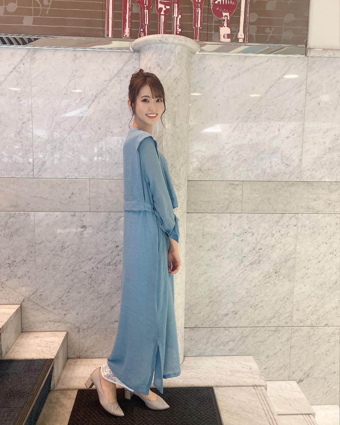 山下七子さんのインスタグラム写真 - (山下七子Instagram)「こんばんは🌙 今日も1日お疲れ様でした🐬  今朝のアサデス。KBCの衣装は @selectmoca さんの ・ブルーのシアスラブロングワンピース @kastane_ さんの ・白のレースパンツ 1枚でサラッと着れるのにボタンやレイヤードでお洒落上級者に見せてくれるワンピースでした👗🌏🦕 生地感も色味も可愛いかったなあ〜♪ 袖の部分のボタンを開けて着てもまた印象が変わって素敵✨✨  お久しぶりのお団子さんに🍡 衣装に合わせてブルーのイヤリングも🌏  今日は雨の朝でしたね☔️ これから雨の日が多くなってきそうなので大きな傘やレインシューズそれからタオルや替えの靴下、レインコートや防水スプレーが大活躍してくれそうですね！！✊🏼 高校生の頃は雨の日は絶対替えの靴下が必須だったなあ〜🧦懐かしい気持ちです、、！！  こまめな水分補給もお忘れなく〜！ 私はジャスミン茶かアイスティーかアセロラジュース買いがちです🍹  そして塩分補給も！！！ 今から奈良漬けを食べよーっと🫢 梅干しも食べたい、、🤤 #アサデス#アサデスKBC#KBC#お天気アシスタント#お天気コーナー#福岡県#ミディアムヘアアレンジ #お団子ヘア #ワンピース #ブルーワンピース#レースパンツ#パンプス #ブルベ夏」6月21日 19時08分 - yamashita_nanako