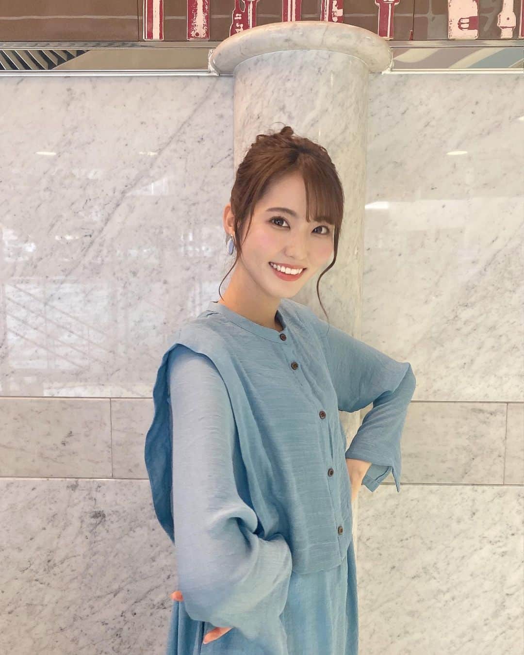 山下七子さんのインスタグラム写真 - (山下七子Instagram)「こんばんは🌙 今日も1日お疲れ様でした🐬  今朝のアサデス。KBCの衣装は @selectmoca さんの ・ブルーのシアスラブロングワンピース @kastane_ さんの ・白のレースパンツ 1枚でサラッと着れるのにボタンやレイヤードでお洒落上級者に見せてくれるワンピースでした👗🌏🦕 生地感も色味も可愛いかったなあ〜♪ 袖の部分のボタンを開けて着てもまた印象が変わって素敵✨✨  お久しぶりのお団子さんに🍡 衣装に合わせてブルーのイヤリングも🌏  今日は雨の朝でしたね☔️ これから雨の日が多くなってきそうなので大きな傘やレインシューズそれからタオルや替えの靴下、レインコートや防水スプレーが大活躍してくれそうですね！！✊🏼 高校生の頃は雨の日は絶対替えの靴下が必須だったなあ〜🧦懐かしい気持ちです、、！！  こまめな水分補給もお忘れなく〜！ 私はジャスミン茶かアイスティーかアセロラジュース買いがちです🍹  そして塩分補給も！！！ 今から奈良漬けを食べよーっと🫢 梅干しも食べたい、、🤤 #アサデス#アサデスKBC#KBC#お天気アシスタント#お天気コーナー#福岡県#ミディアムヘアアレンジ #お団子ヘア #ワンピース #ブルーワンピース#レースパンツ#パンプス #ブルベ夏」6月21日 19時08分 - yamashita_nanako