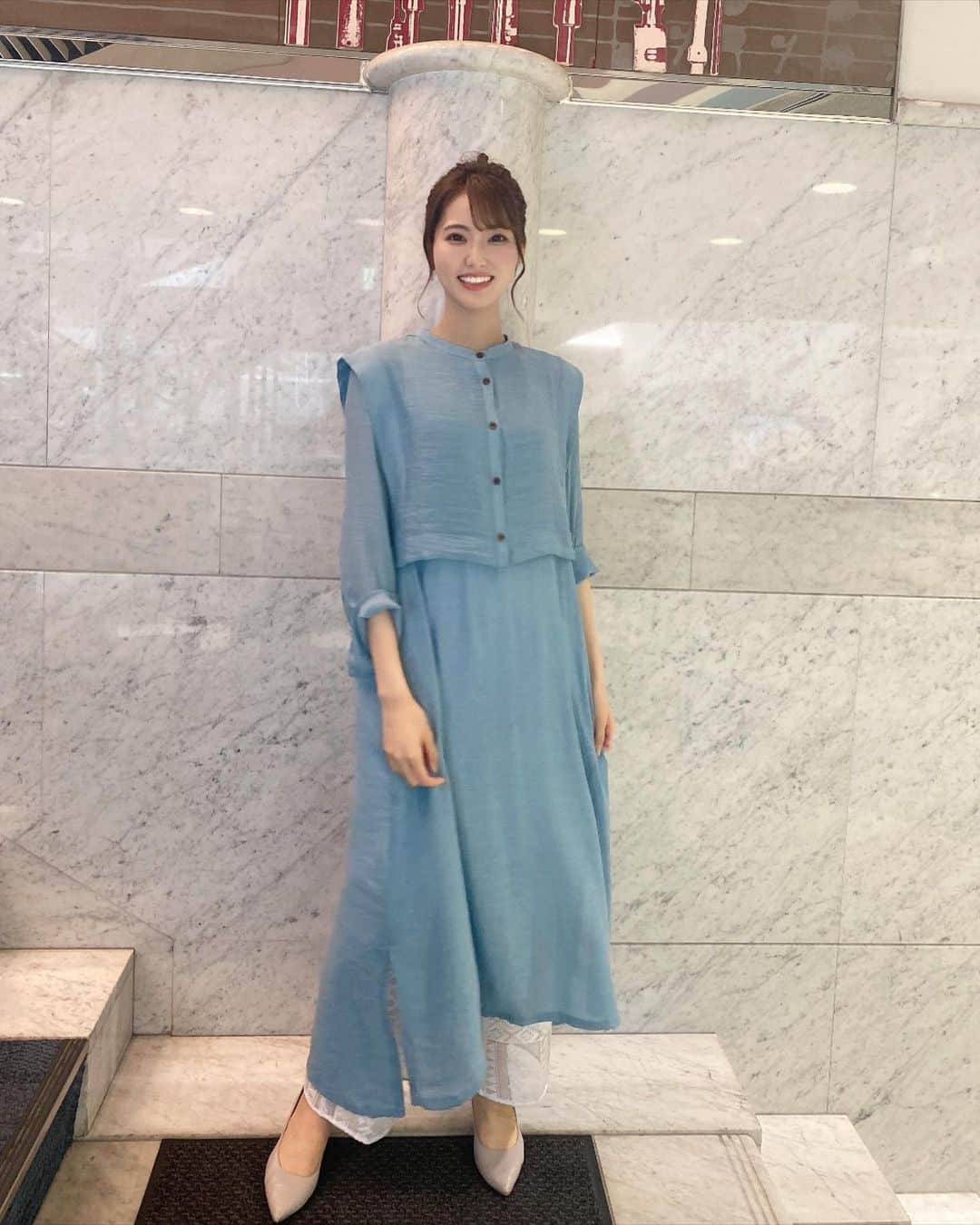 山下七子さんのインスタグラム写真 - (山下七子Instagram)「こんばんは🌙 今日も1日お疲れ様でした🐬  今朝のアサデス。KBCの衣装は @selectmoca さんの ・ブルーのシアスラブロングワンピース @kastane_ さんの ・白のレースパンツ 1枚でサラッと着れるのにボタンやレイヤードでお洒落上級者に見せてくれるワンピースでした👗🌏🦕 生地感も色味も可愛いかったなあ〜♪ 袖の部分のボタンを開けて着てもまた印象が変わって素敵✨✨  お久しぶりのお団子さんに🍡 衣装に合わせてブルーのイヤリングも🌏  今日は雨の朝でしたね☔️ これから雨の日が多くなってきそうなので大きな傘やレインシューズそれからタオルや替えの靴下、レインコートや防水スプレーが大活躍してくれそうですね！！✊🏼 高校生の頃は雨の日は絶対替えの靴下が必須だったなあ〜🧦懐かしい気持ちです、、！！  こまめな水分補給もお忘れなく〜！ 私はジャスミン茶かアイスティーかアセロラジュース買いがちです🍹  そして塩分補給も！！！ 今から奈良漬けを食べよーっと🫢 梅干しも食べたい、、🤤 #アサデス#アサデスKBC#KBC#お天気アシスタント#お天気コーナー#福岡県#ミディアムヘアアレンジ #お団子ヘア #ワンピース #ブルーワンピース#レースパンツ#パンプス #ブルベ夏」6月21日 19時08分 - yamashita_nanako