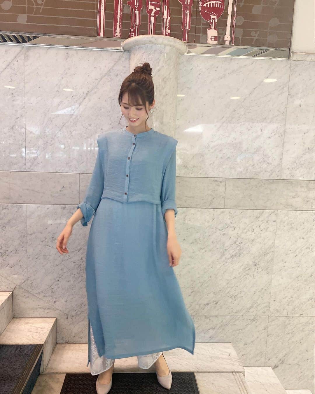 山下七子さんのインスタグラム写真 - (山下七子Instagram)「こんばんは🌙 今日も1日お疲れ様でした🐬  今朝のアサデス。KBCの衣装は @selectmoca さんの ・ブルーのシアスラブロングワンピース @kastane_ さんの ・白のレースパンツ 1枚でサラッと着れるのにボタンやレイヤードでお洒落上級者に見せてくれるワンピースでした👗🌏🦕 生地感も色味も可愛いかったなあ〜♪ 袖の部分のボタンを開けて着てもまた印象が変わって素敵✨✨  お久しぶりのお団子さんに🍡 衣装に合わせてブルーのイヤリングも🌏  今日は雨の朝でしたね☔️ これから雨の日が多くなってきそうなので大きな傘やレインシューズそれからタオルや替えの靴下、レインコートや防水スプレーが大活躍してくれそうですね！！✊🏼 高校生の頃は雨の日は絶対替えの靴下が必須だったなあ〜🧦懐かしい気持ちです、、！！  こまめな水分補給もお忘れなく〜！ 私はジャスミン茶かアイスティーかアセロラジュース買いがちです🍹  そして塩分補給も！！！ 今から奈良漬けを食べよーっと🫢 梅干しも食べたい、、🤤 #アサデス#アサデスKBC#KBC#お天気アシスタント#お天気コーナー#福岡県#ミディアムヘアアレンジ #お団子ヘア #ワンピース #ブルーワンピース#レースパンツ#パンプス #ブルベ夏」6月21日 19時08分 - yamashita_nanako