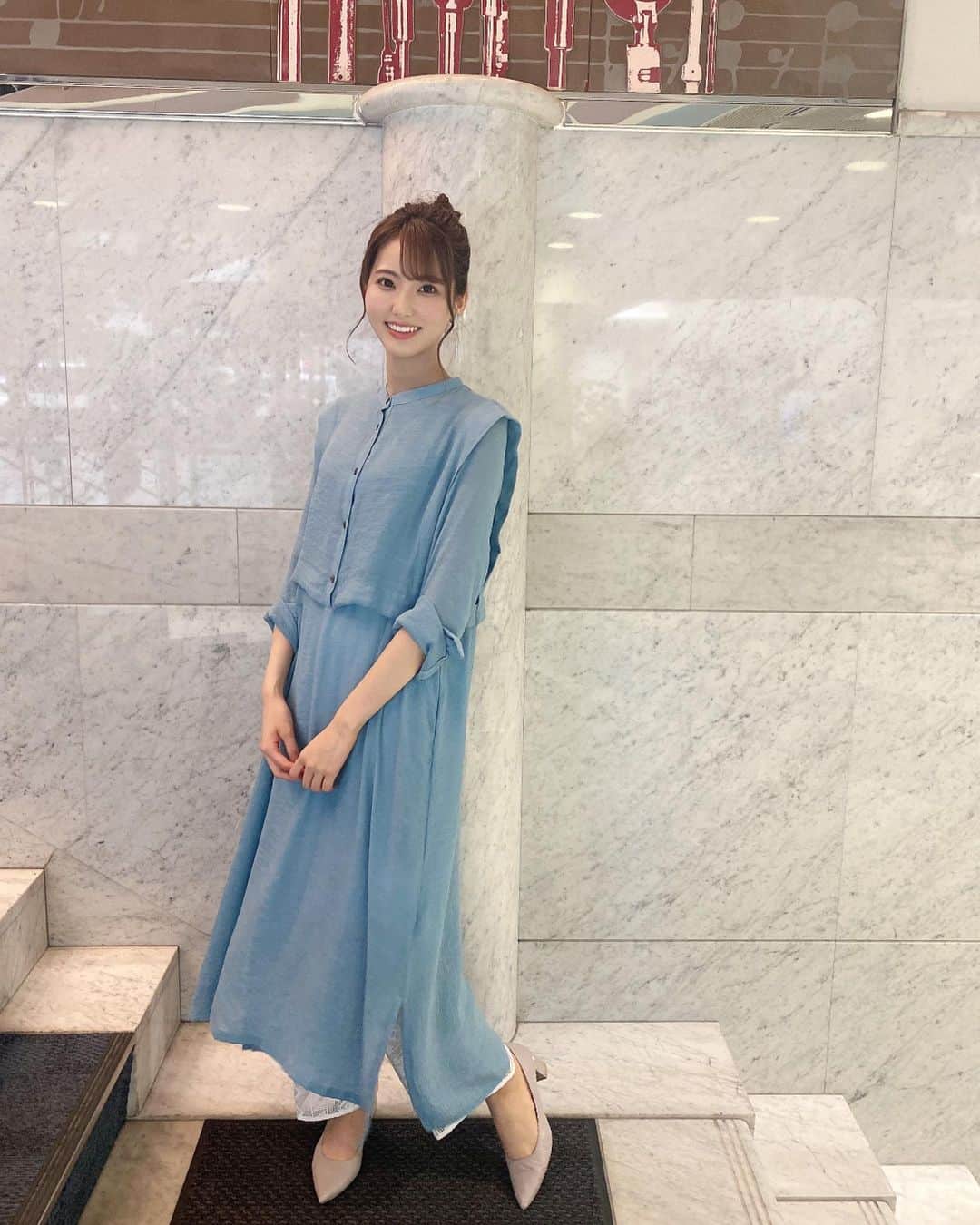 山下七子さんのインスタグラム写真 - (山下七子Instagram)「こんばんは🌙 今日も1日お疲れ様でした🐬  今朝のアサデス。KBCの衣装は @selectmoca さんの ・ブルーのシアスラブロングワンピース @kastane_ さんの ・白のレースパンツ 1枚でサラッと着れるのにボタンやレイヤードでお洒落上級者に見せてくれるワンピースでした👗🌏🦕 生地感も色味も可愛いかったなあ〜♪ 袖の部分のボタンを開けて着てもまた印象が変わって素敵✨✨  お久しぶりのお団子さんに🍡 衣装に合わせてブルーのイヤリングも🌏  今日は雨の朝でしたね☔️ これから雨の日が多くなってきそうなので大きな傘やレインシューズそれからタオルや替えの靴下、レインコートや防水スプレーが大活躍してくれそうですね！！✊🏼 高校生の頃は雨の日は絶対替えの靴下が必須だったなあ〜🧦懐かしい気持ちです、、！！  こまめな水分補給もお忘れなく〜！ 私はジャスミン茶かアイスティーかアセロラジュース買いがちです🍹  そして塩分補給も！！！ 今から奈良漬けを食べよーっと🫢 梅干しも食べたい、、🤤 #アサデス#アサデスKBC#KBC#お天気アシスタント#お天気コーナー#福岡県#ミディアムヘアアレンジ #お団子ヘア #ワンピース #ブルーワンピース#レースパンツ#パンプス #ブルベ夏」6月21日 19時08分 - yamashita_nanako