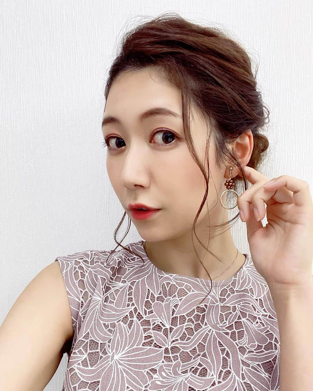 穂川果音さんのインスタグラム写真 - (穂川果音Instagram)「hairstyle  アップヘアですよー！  earring→ @e_l.byloretta  #hairstyle #hairarrange #アップヘア　#アベプラ　#abematv #アップスタイル　#イヤリング　#earrings   #穂川果音  #気象予報士　#下めアップ  #綺麗めアレンジ 　#まとめ髪　#お天気キャスター #前髪アレンジ」6月21日 19時22分 - hokawakanonn