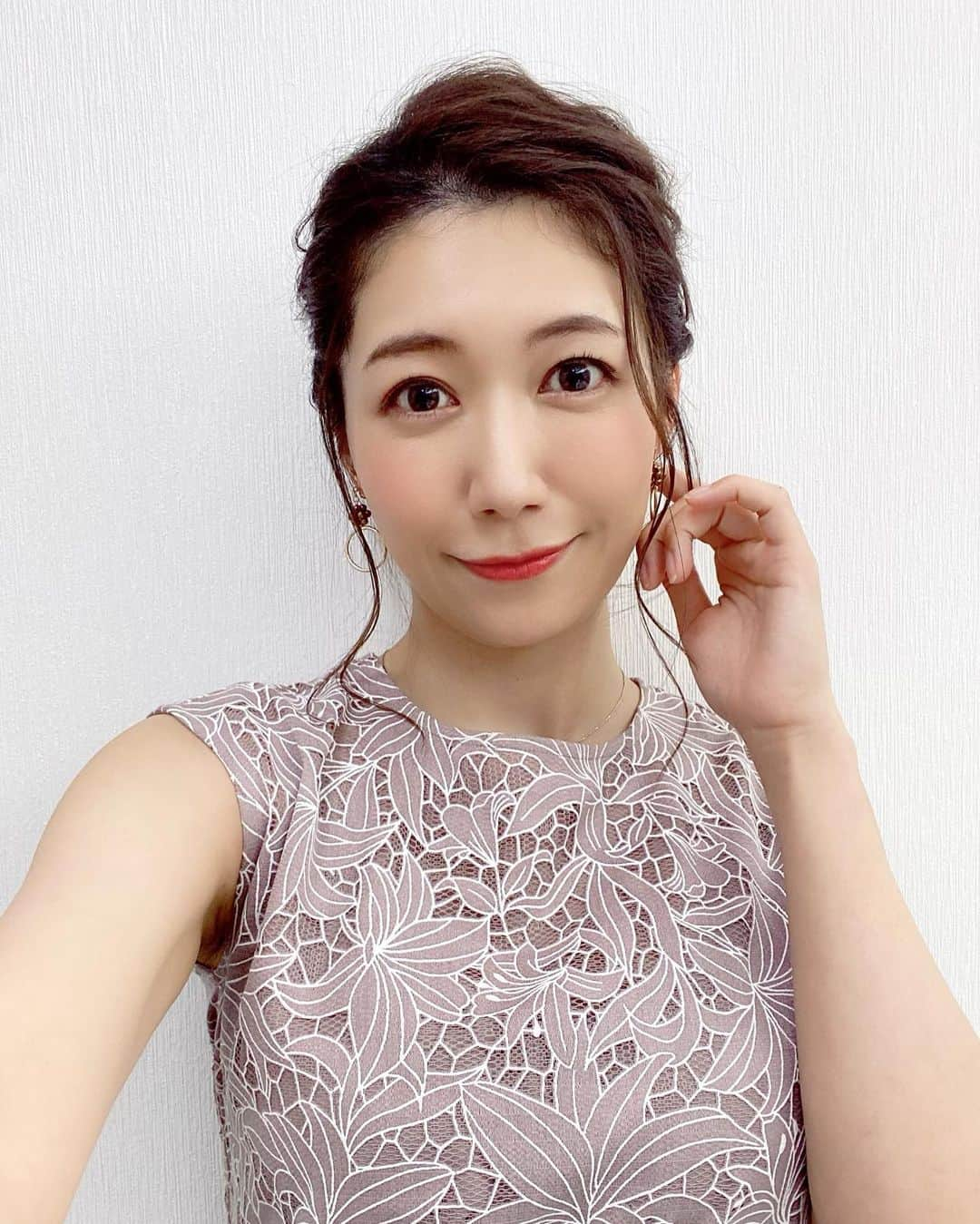 穂川果音さんのインスタグラム写真 - (穂川果音Instagram)「hairstyle  アップヘアですよー！  earring→ @e_l.byloretta  #hairstyle #hairarrange #アップヘア　#アベプラ　#abematv #アップスタイル　#イヤリング　#earrings   #穂川果音  #気象予報士　#下めアップ  #綺麗めアレンジ 　#まとめ髪　#お天気キャスター #前髪アレンジ」6月21日 19時22分 - hokawakanonn