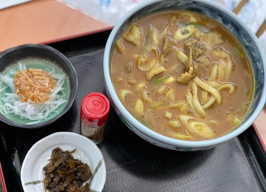 chiyoさんのインスタグラム写真 - (chiyoInstagram)「. 釣って食べれる釣り堀が好き🐟 お魚釣るのも食べるのも好きだけど ちゃんとした釣りで釣れたことない。笑 だから人工的な場所でやる位が私には合っている。← 栃木の那須だよ。 イワナとニジマスが同じ数だけいるんだけど、どちらを釣っても料金は一緒。 イワナは警戒心強くて釣れなかった🥺釣ったお魚は全て完食しなきゃいけないから、イワナあきらめた🥺 リベンジいく。 お魚は大きくてふっくらで焼き加減抜群。 3匹いただき、ところてんもたいらげ、 黄金のカレーうどんも絶品でした♡ また行く。←しつこい @seiryunosato  #那須高原#釣り堀#清流の里  #🐟#釣り#ニジマス#イワナ #黄金のカレーうどん ワンピースは、 @ambientofficial」6月21日 19時31分 - chiyo_atakara1106