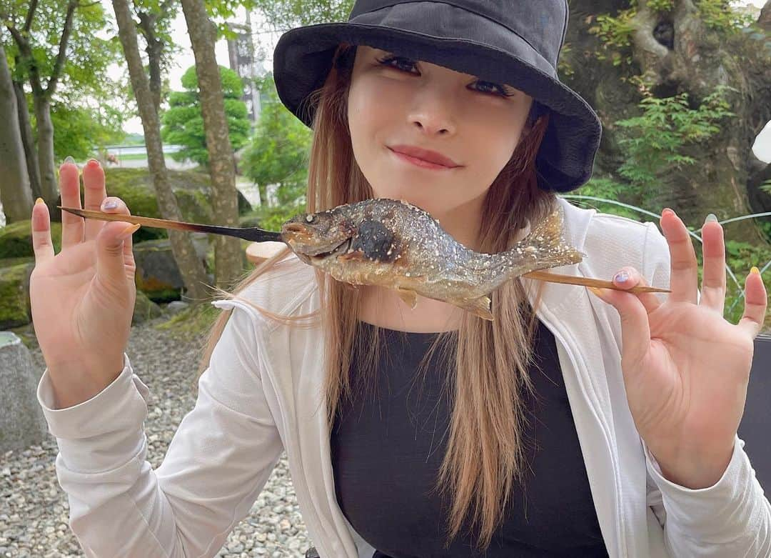 chiyoさんのインスタグラム写真 - (chiyoInstagram)「. 釣って食べれる釣り堀が好き🐟 お魚釣るのも食べるのも好きだけど ちゃんとした釣りで釣れたことない。笑 だから人工的な場所でやる位が私には合っている。← 栃木の那須だよ。 イワナとニジマスが同じ数だけいるんだけど、どちらを釣っても料金は一緒。 イワナは警戒心強くて釣れなかった🥺釣ったお魚は全て完食しなきゃいけないから、イワナあきらめた🥺 リベンジいく。 お魚は大きくてふっくらで焼き加減抜群。 3匹いただき、ところてんもたいらげ、 黄金のカレーうどんも絶品でした♡ また行く。←しつこい @seiryunosato  #那須高原#釣り堀#清流の里  #🐟#釣り#ニジマス#イワナ #黄金のカレーうどん ワンピースは、 @ambientofficial」6月21日 19時31分 - chiyo_atakara1106