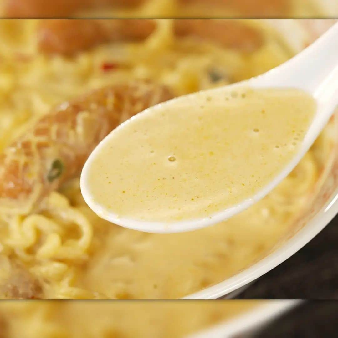 テレビ朝日「家事ヤロウ」さんのインスタグラム写真 - (テレビ朝日「家事ヤロウ」Instagram)「『ロゼ辛ラーメン』  ① 玉ねぎ 1/2 個を薄切りにする ② ウインナー4本に格子状の切れ込みを入れる ③ フライパンにオリーブオイル小さじ1を入れ、中火にかける ④ 玉ねぎ、ウインナーを炒める ⑤ 玉ねぎがしんなりし、ウインナーに焦げ目がついたら牛乳 500ml、コチュジャン小さじ1/2を入れる ⑥ 牛乳が沸騰したら、辛ラーメン付属の粉末スープ、かやくを入れ軽く混ぜる ⑦ 麺を入れ、4分半煮込む ⑧ 最後に火を止めてチーズ30gをちらし、ひと混ぜしたらどんぶりに盛って完成！  ★お好みでパセリをかけても◎ ★ウインナーの切れ込みにスープのうま味が溶け込む ★参考レシピ：YouTube 筒井チャンネルさん  #家事ヤロウ #バズりレシピ #バカリズム #カズレーザー #中丸雄一 #KingandPrince #神宮寺勇太 #cooking #food」6月21日 19時38分 - kajiyarou