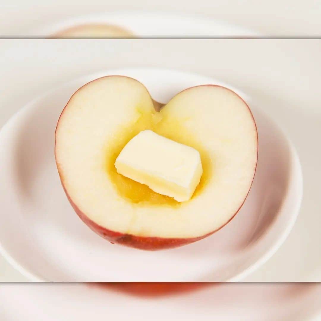 テレビ朝日「家事ヤロウ」さんのインスタグラム写真 - (テレビ朝日「家事ヤロウ」Instagram)「レンチンで！『焼きリンゴバター』  ① りんごをタテ半分にカットする ② 中央の芯をスプーンでくり抜く ③ 耐熱皿にりんごをのせ、できたくぼみにバター5g、砂糖大さじ 1/2 を入れる ④ ふんわりとラップをし、500W で 8 分レンチンする ⑤ お皿に盛りつけ、こぼれた汁を上からかけて完成！  ★1人分（りんご半分）の場合、レンチンは5分にしてください！ ★カレースプーンを使うと芯がくり抜きやすいです ★バターと砂糖が果汁に混ざり濃厚ソースになります ★参考レシピ：JA全農あおもり公式さんTwitter  #家事ヤロウ #バズりレシピ #バカリズム #カズレーザー #中丸雄一 #鈴木福 #鈴木夢 #鈴木楽 #鈴木誉 #cooking #food」6月21日 19時44分 - kajiyarou