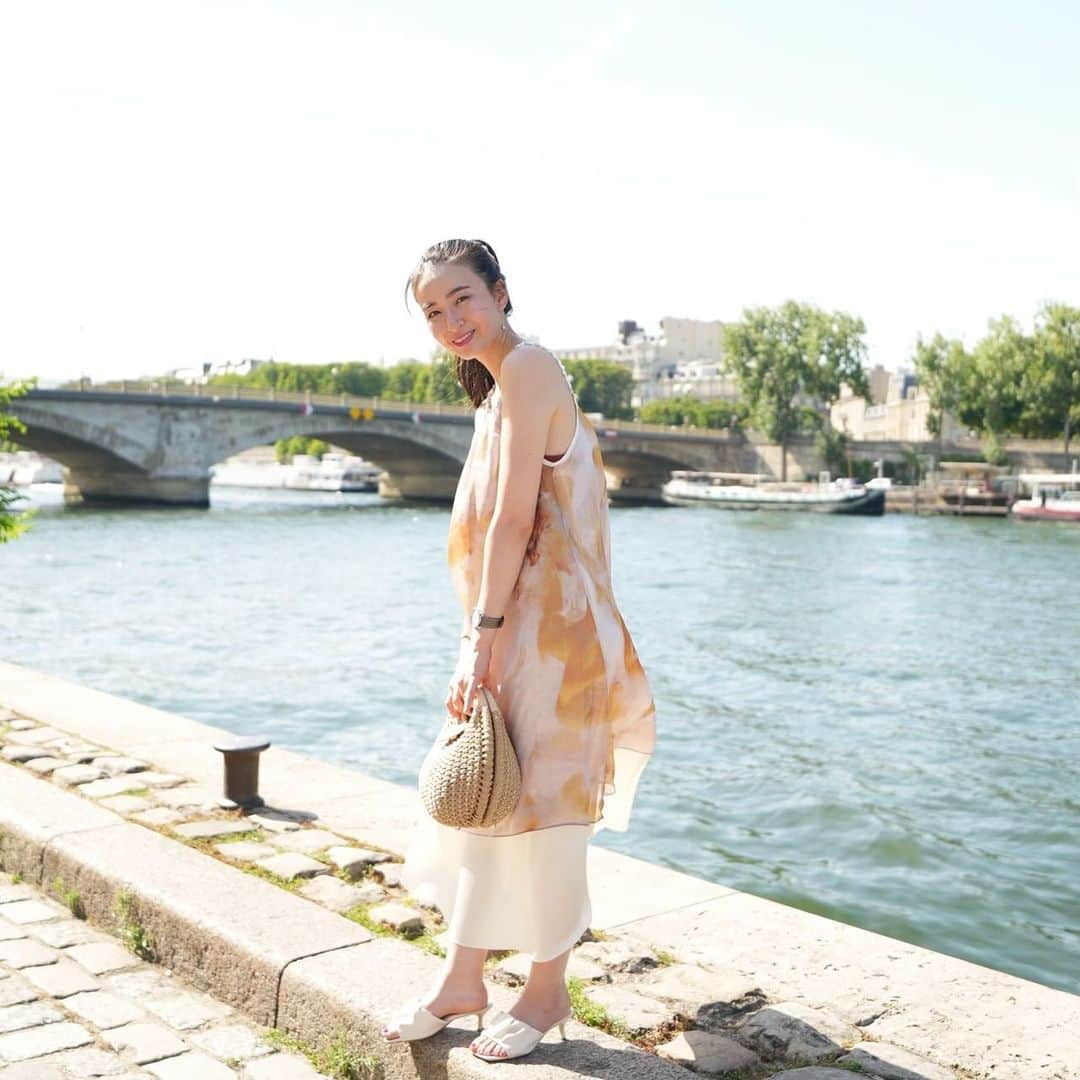 岩間恵さんのインスタグラム写真 - (岩間恵Instagram)「夏のパリって本当最高 カフェ☕️でゆっくりする時間がかなり幸せ🥺  到着した日は朝７時に着いたから 寝ないように頑張ってパリ市内を散歩したよ😂🤍  その時のストーリーで沢山ご質問いただいたワンピースはTreOnestá(トレオネスタ)というブランドのお洋服です！  ハイライトからブランドページ見れます✨  ちなみにバッグも同じく @treonesta_official   綺麗目でデザインにこだわりがあるお洋服が多い👗 カチっとするスタイルもカジュアルなスタイルも女性らしさを取り入れながらスタイリング出来るよ🥺♡  #アパレル #洋服 #夏物アイテム #pr」6月21日 20時21分 - iwamame