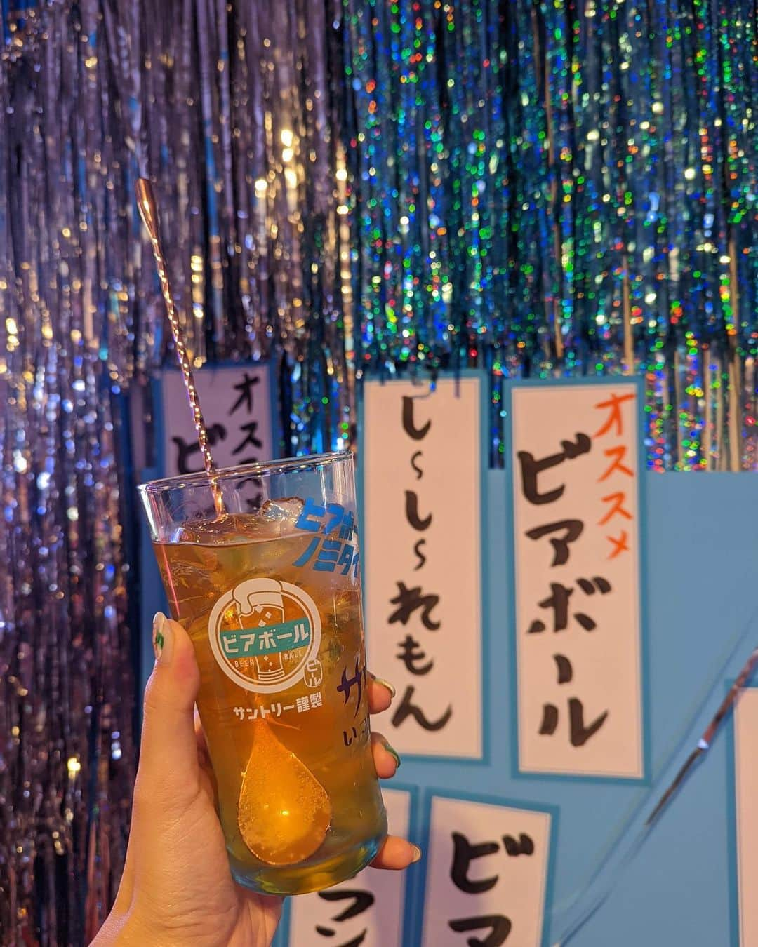 石井里奈さんのインスタグラム写真 - (石井里奈Instagram)「こんばんは🫶💛 今日はビアボールで乾杯🍺💕 . ビアボールは炭酸水で作る自由なビールなこと😎🧡原液1、炭酸3で作るととっても美味しくできるの🧡 . サナギ新宿で令和の飲み屋街、ネオ居酒屋としてビアボールを誰よりも早く体験できるイベントに行ってきました☺️🥰💕 . ビアボールはもちろん、味や見た目にこだわったオリジナルの「マイビアボール」をつくる体験も🫶🍺 これがまたすっごく楽しいからおすすめ❣️ . グラスからカスタマイズして（好きなステッカー貼った🧖‍♀️）、中身も白桃味や梅味などの様々なフレーバーの炭酸水があって濃さも調節できて今までになかったビールの味わいや自分好みの味を開発できちゃう✌️ビール好きにはたまらないね🥹💕わたしのおすすめはCCレモン3のビアボール1で氷たっぷり入れて飲むもの🫶 . おつまみにも合うんだなー🥹 苦味も少なくてビール苦手な人もこのスッキリした味わいぜひ堪能してほしいな💛 7/5から一部飲食店にて提供開始するみたいなので是非チェックしてみてね💕早く発売されてほしいー！ . #ビアボールやってみた #ネオビール #ビアボール #マイビアボール #PR #ビール #居酒屋 #新宿 #新宿グルメ #サナギ新宿 #beer #ビール女子 #お酒好き #オリジナル #居酒屋グルメ #居酒屋デート #おつまみ #shinjuku #りなまるグルメ #おつまみレシピ #お酒好き #ネオン」6月21日 20時27分 - ri7tin1025