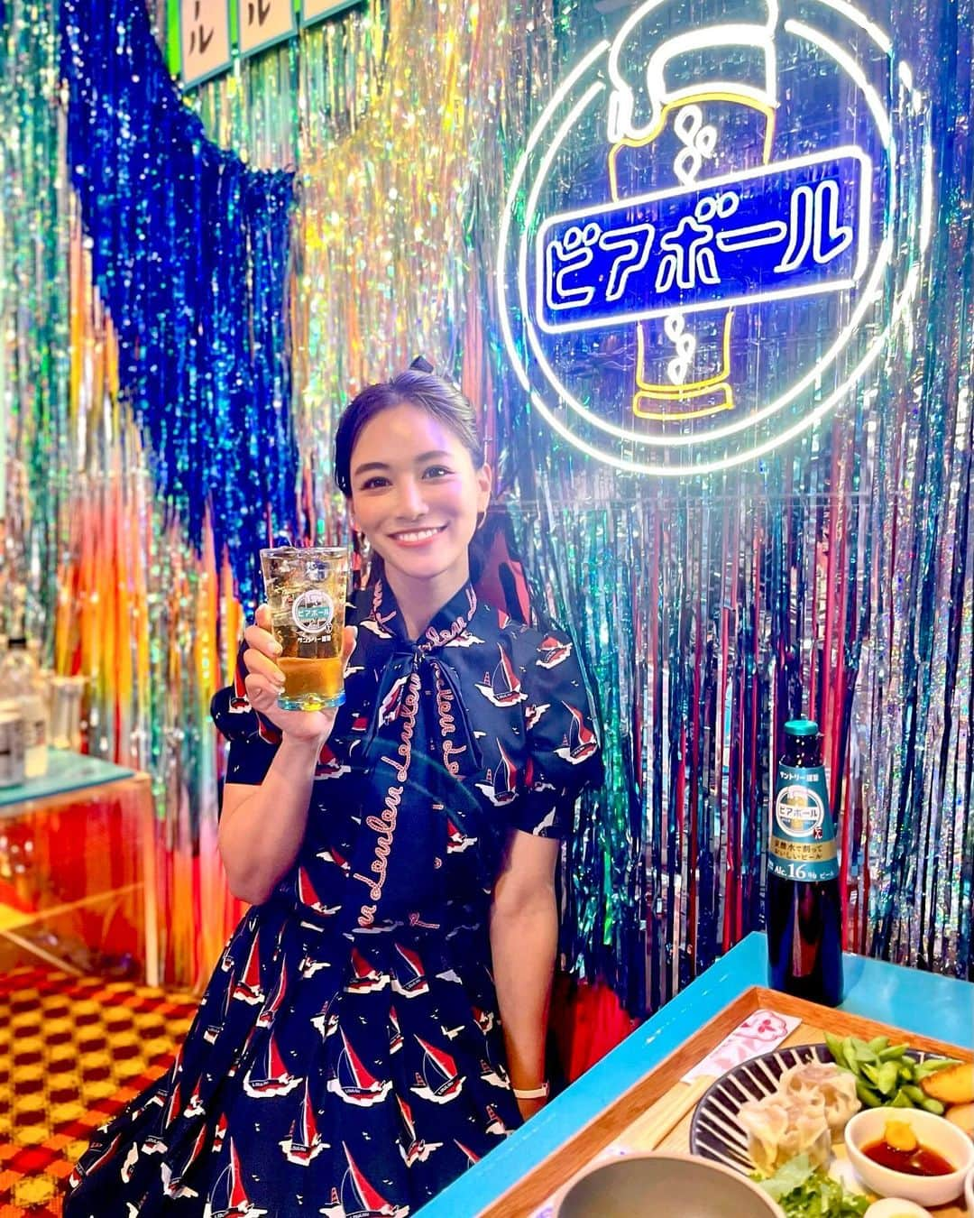 石井里奈さんのインスタグラム写真 - (石井里奈Instagram)「こんばんは🫶💛 今日はビアボールで乾杯🍺💕 . ビアボールは炭酸水で作る自由なビールなこと😎🧡原液1、炭酸3で作るととっても美味しくできるの🧡 . サナギ新宿で令和の飲み屋街、ネオ居酒屋としてビアボールを誰よりも早く体験できるイベントに行ってきました☺️🥰💕 . ビアボールはもちろん、味や見た目にこだわったオリジナルの「マイビアボール」をつくる体験も🫶🍺 これがまたすっごく楽しいからおすすめ❣️ . グラスからカスタマイズして（好きなステッカー貼った🧖‍♀️）、中身も白桃味や梅味などの様々なフレーバーの炭酸水があって濃さも調節できて今までになかったビールの味わいや自分好みの味を開発できちゃう✌️ビール好きにはたまらないね🥹💕わたしのおすすめはCCレモン3のビアボール1で氷たっぷり入れて飲むもの🫶 . おつまみにも合うんだなー🥹 苦味も少なくてビール苦手な人もこのスッキリした味わいぜひ堪能してほしいな💛 7/5から一部飲食店にて提供開始するみたいなので是非チェックしてみてね💕早く発売されてほしいー！ . #ビアボールやってみた #ネオビール #ビアボール #マイビアボール #PR #ビール #居酒屋 #新宿 #新宿グルメ #サナギ新宿 #beer #ビール女子 #お酒好き #オリジナル #居酒屋グルメ #居酒屋デート #おつまみ #shinjuku #りなまるグルメ #おつまみレシピ #お酒好き #ネオン」6月21日 20時27分 - ri7tin1025