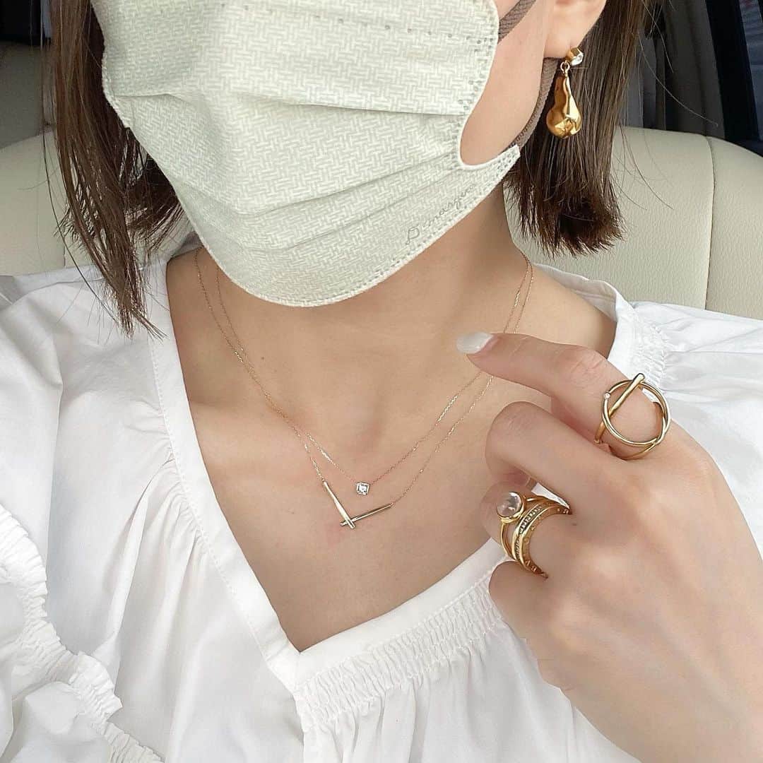 makoさんのインスタグラム写真 - (makoInstagram)「2022.6.21  ホワイトの甘ブラウスにゴールドたち💫💫✧  マスクとパンツはペールグリーンでした🌿☺️  @jupiterjewelry_official @jeweladdict_onlinestore  ☑︎facet pendant(4月誕生石 ホワイトトパーズ) ☑︎chevron necklace ☑︎K18YGcoat wrap ringローズクォーツ(腕時計してる方の手の薬指) ☑︎rainbow reflection ring(人差し指)  #jupiterjewelry #ジュピター#ジュピタージュエリー #ゴールドアクセサリー #華奢ゴールド #k18ygコーティング #K10YG」6月21日 20時29分 - _____ma.k.o