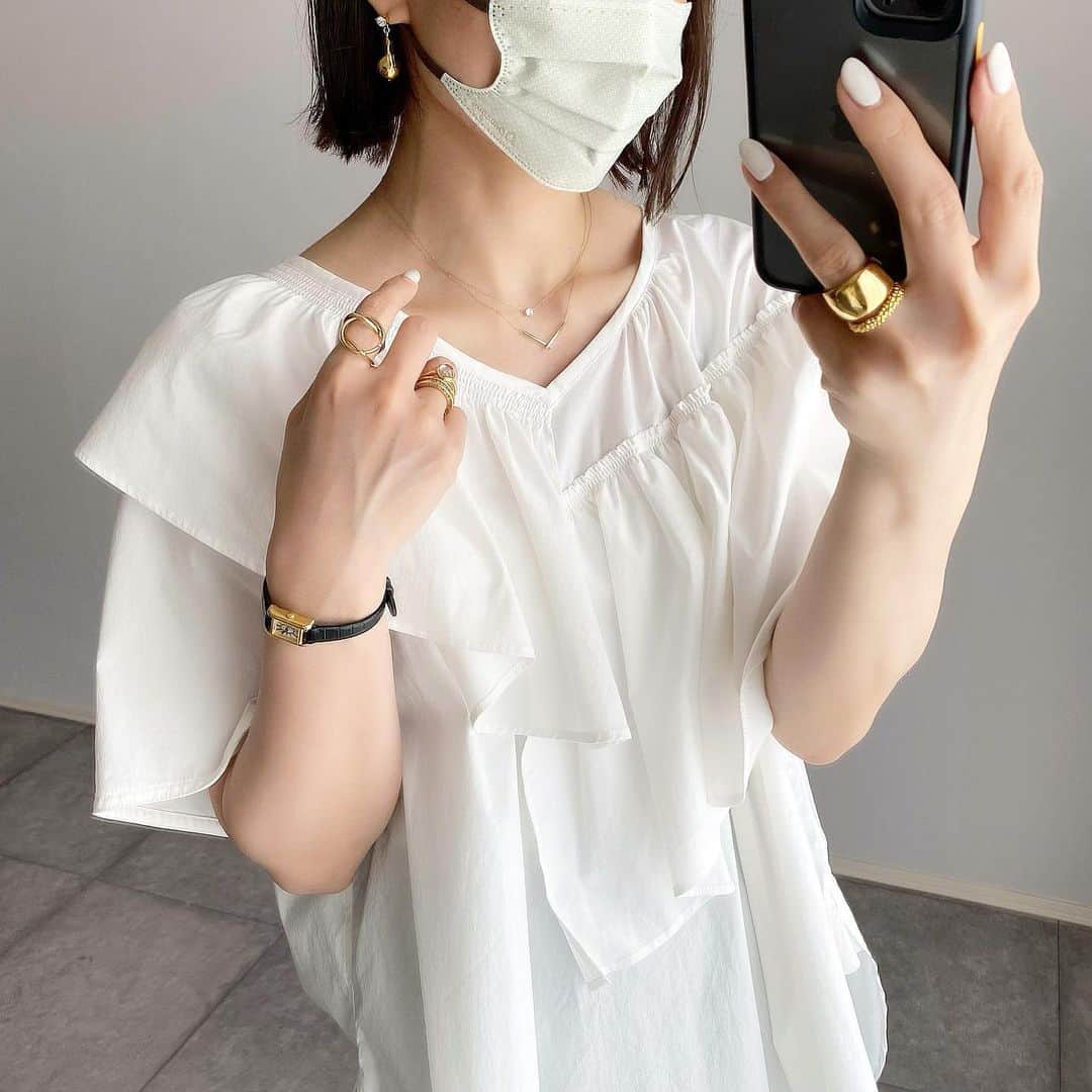 makoさんのインスタグラム写真 - (makoInstagram)「2022.6.21  ホワイトの甘ブラウスにゴールドたち💫💫✧  マスクとパンツはペールグリーンでした🌿☺️  @jupiterjewelry_official @jeweladdict_onlinestore  ☑︎facet pendant(4月誕生石 ホワイトトパーズ) ☑︎chevron necklace ☑︎K18YGcoat wrap ringローズクォーツ(腕時計してる方の手の薬指) ☑︎rainbow reflection ring(人差し指)  #jupiterjewelry #ジュピター#ジュピタージュエリー #ゴールドアクセサリー #華奢ゴールド #k18ygコーティング #K10YG」6月21日 20時29分 - _____ma.k.o