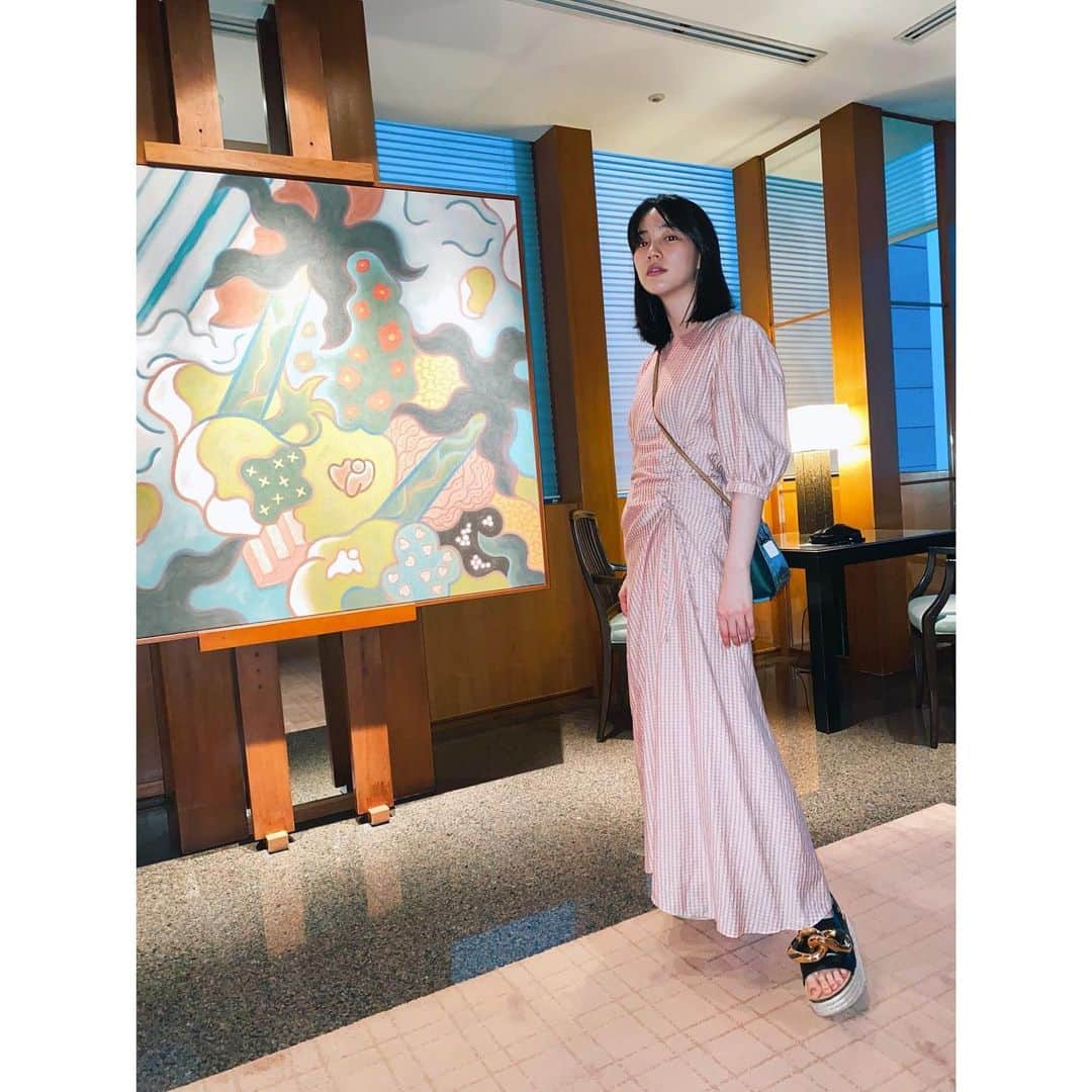 のん（能年玲奈）さんのインスタグラム写真 - (のん（能年玲奈）Instagram)「稽古休み、体を休めて。 ホテルのラウンジで遠くを見ながら紅茶をのんでぼーっとした。 リフレッシュできました☕️  新しい靴を履いて出たのでご機嫌です。 雨上がりアスファルト新しい靴で、というGO!GO!7188の曲を思い出した。中学生の時、生まれて初めてアンコールをもらって(心優しい身内からだけど)演奏した曲！ 私の色濃い青春の記憶です。  #gogo7188 #雨上がりアスファルト新しい靴で」6月21日 20時30分 - non_kamo_ne