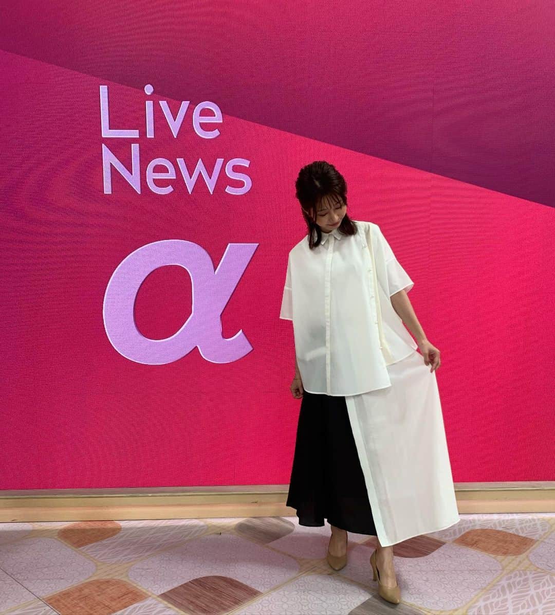 海老原優香さんのインスタグラム写真 - (海老原優香Instagram)「明日のLive News α スポーツコーナー担当します☺︎  #ビッグシャツ #アシンメトリースカート デザインを伝えたくてぐるぐる回ってます💫  #ボブアレンジ#お団子ヘア #モノトーンコーデ #明日は#23:40〜 @news_alpha」6月21日 20時34分 - ebioffi