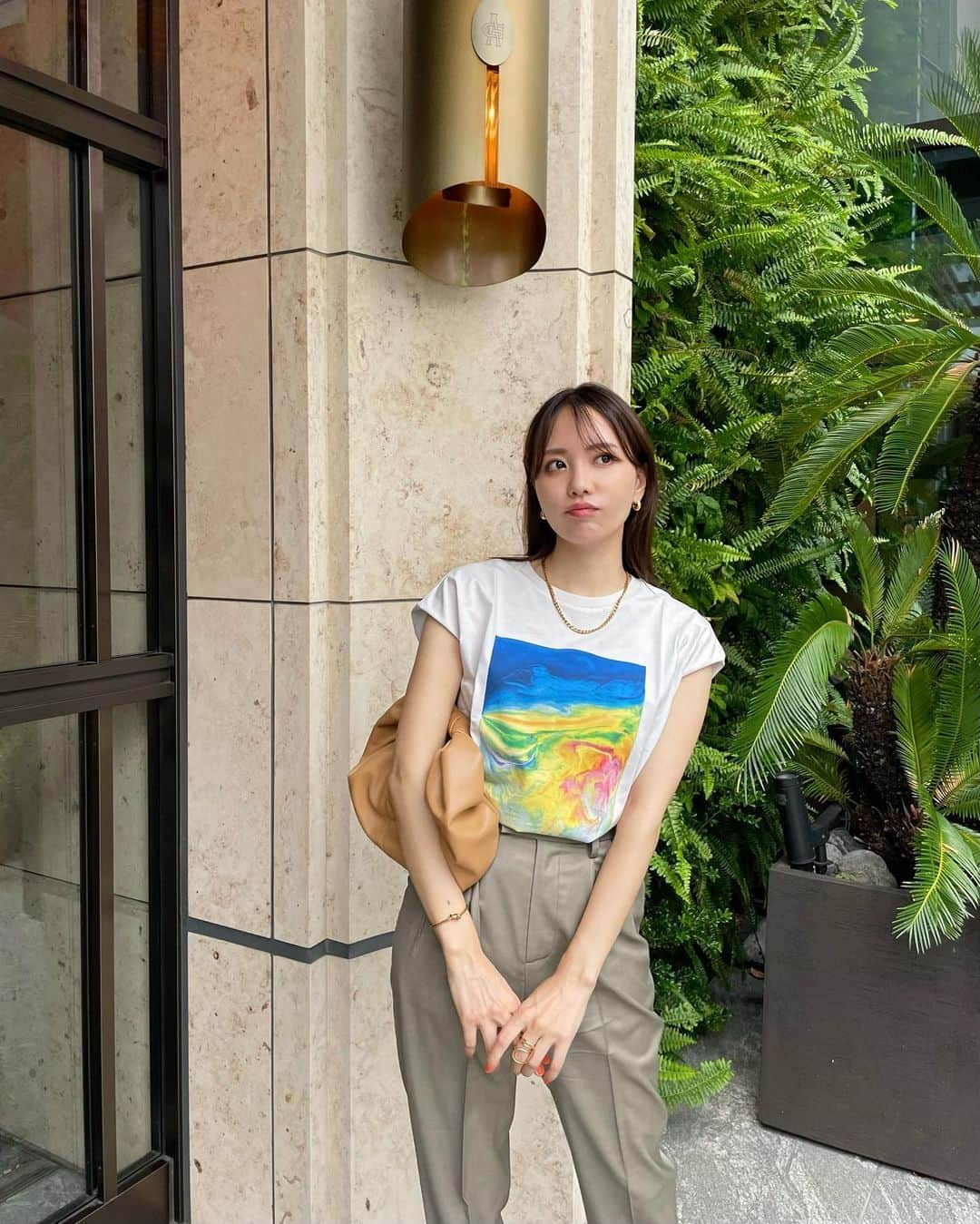 Aoiさんのインスタグラム写真 - (AoiInstagram)「まだまだTシャツブーム冷めやらぬ状況です🦭 @plst_official のアートコラボTシャツが夏っぽくて可愛かったので早速着用🐡 お袖が長かったので、勝手にinして袖短くしてます🌪  @stylings_official の珍しいカラーのパンツとともに🌸  この日なおちゃんに @nao70818 私のコーデの組み合わせが珍しくて可愛いと言ってもらえて嬉しかったです🥹❤️  #Tシャツ#Tシャツコーデ#フォトT#パンツスタイル#レディースファッション#春コーデ#plst #plstコーデ  #シンプルコーデ #カジュアル#トレンド#クール#トップス#バッグ#平均身長コーデ#fashion#ootd#cordinate#大人カジュアル」6月21日 21時19分 - aoioa