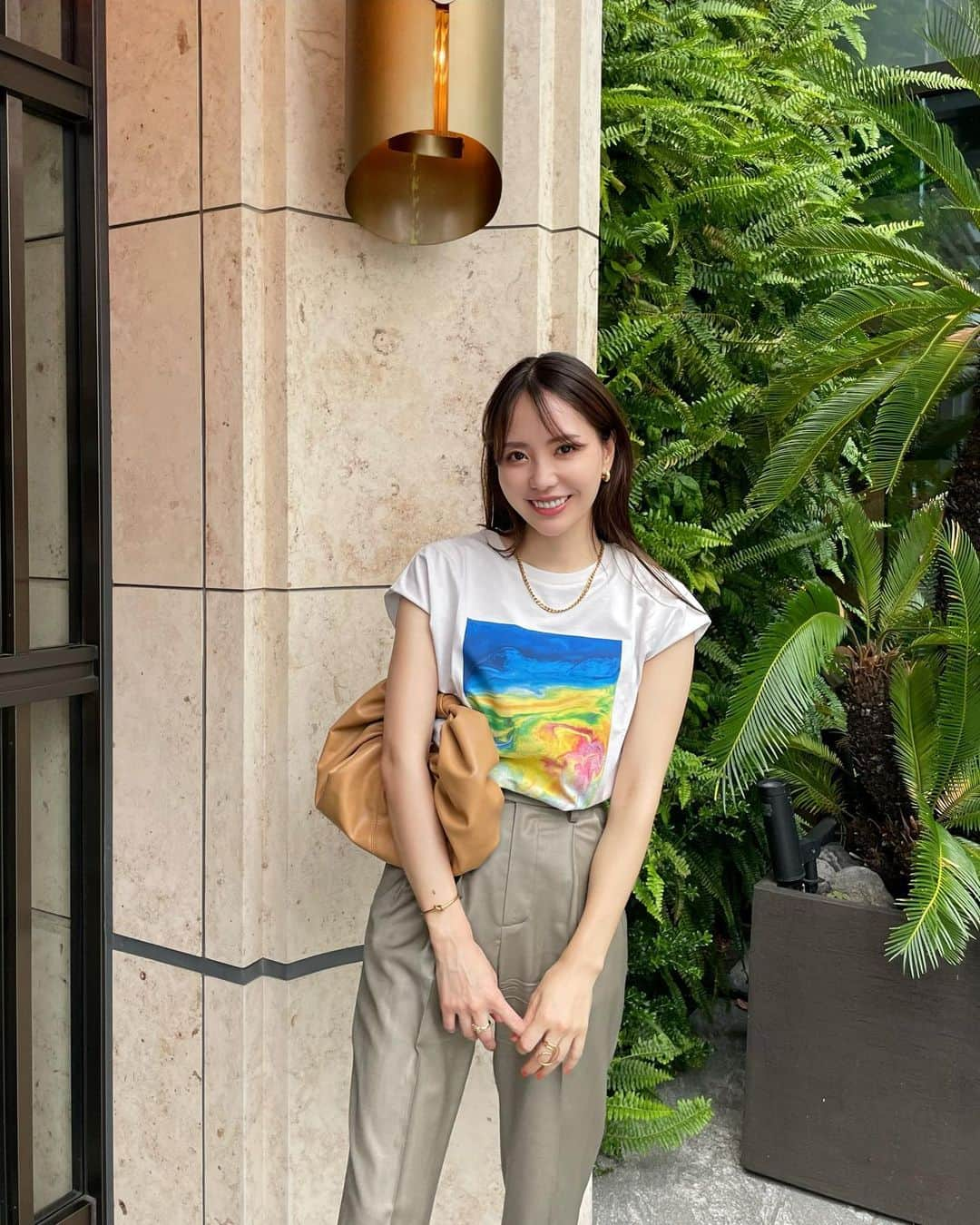 Aoiさんのインスタグラム写真 - (AoiInstagram)「まだまだTシャツブーム冷めやらぬ状況です🦭 @plst_official のアートコラボTシャツが夏っぽくて可愛かったので早速着用🐡 お袖が長かったので、勝手にinして袖短くしてます🌪  @stylings_official の珍しいカラーのパンツとともに🌸  この日なおちゃんに @nao70818 私のコーデの組み合わせが珍しくて可愛いと言ってもらえて嬉しかったです🥹❤️  #Tシャツ#Tシャツコーデ#フォトT#パンツスタイル#レディースファッション#春コーデ#plst #plstコーデ  #シンプルコーデ #カジュアル#トレンド#クール#トップス#バッグ#平均身長コーデ#fashion#ootd#cordinate#大人カジュアル」6月21日 21時19分 - aoioa