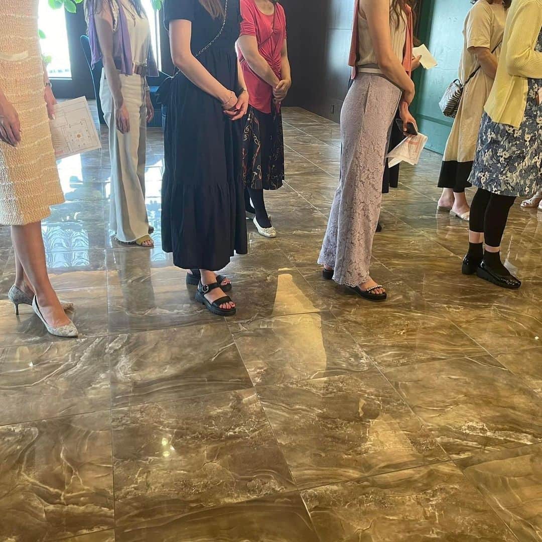 小林万希子さんのインスタグラム写真 - (小林万希子Instagram)「・  ミセスオブザイヤー兵庫大会 ランチ懇親会&会場見学❤️ 【part2✨】  そこからすぐの今回の会場となる エスタシオン・デ・神戸へ移動  ウォーキングの山口マユウ先生やテクニカルの方、ランチに来れなかったメンバーと合流して、会場見学💕  だけのはずが…  みっちりと動線を確認して、皆にウォーキングまでしっかりしてもらって、全体の流れを確認する！まさにリハーサルのような時間となりました👍✨  素晴らしい〜😍  @mayuu_yamaguchi 山口マユウ先生、東京に向かう前のお忙しい時間にかかわらず、会場まで来ていただいてご指導いただき、本当ありがとうございました❤️  そして、急なリハーサルにも対応して下さった会場担当者の皆様にも本当に感謝しています🙏✨  こうして、皆さんのご協力があって、一歩一歩の積み重ねが理想の大会に近づいていく✨✨  ファイナリストの皆さん💕 当日は皆さんへの感謝の気持ちをしっかり背負って「頑張らねば❗️」ですね😊  関係者の皆様、本当にありがとうございました🙏 当日はよろしくお願い致します☺️  *+:;;;:+*+:;;;:+*+:;;;:+*+:;;;:+*   👑ミセスオブザイヤー2022兵庫大会👑　　  ‼️エントリー6月末まで‼️  🔶まだエントリー募集しております✨✨ エントリー専用ページよりお申し込みください。 →→プロフィール欄にございます👠  🔷ファイナリストを支援して下さる スポンサー様を募集しております‼️ →→プロフィール欄に記載しているURLより ご連絡をお待ちしております🙏  *+:;;;:+*+:;;;:+*+:;;;:+*+:;;;:+*   【ミセスオブザイヤー兵庫大会】 　　場所　:  エスタシオン・デ・神戸 　　日程　:  2022年8月3日(水)  　　　　　エントリー締め切り　 　　　　　2022年　6月30日(木)  *+:;;;:+*+:;;;:+*+:;;;:+*+:;;;:+* *+:;;;:+*+:;;;:+  【応募方法】 エントリー専用ページよりお申し込みください。 →→👠プロフィール欄にございます👠 @mrs_of_the_year_hyogo   ※郵送によるエントリーは受付しておりません。 ※募集締切日は地域によって異なりますので、ご注意ください。[兵庫大会は6月末日まで］  *+:;;;:+*+:;;;:+*+:;;;:+*+:;;;:+* *+:;;;:+*+:;;;:+  #Mrs＆Mr of the Year2022 #ミセスオブザイヤー  #ミセスオブザイヤーファイナリスト  #ミセスオブザイヤー2022兵庫 #エイジレス #ボーダーレス  #カッコいい女性  #地方大会 #地域社会貢献 #sdgs  #ジェンダー平等  #パートナーシップ  #あなた自身の手で  #あなた自身の人生を作る  #エントリーお待ちしています  @mrs_of_the_year_hyogo プロフィール欄から💓」6月21日 22時12分 - macky1218