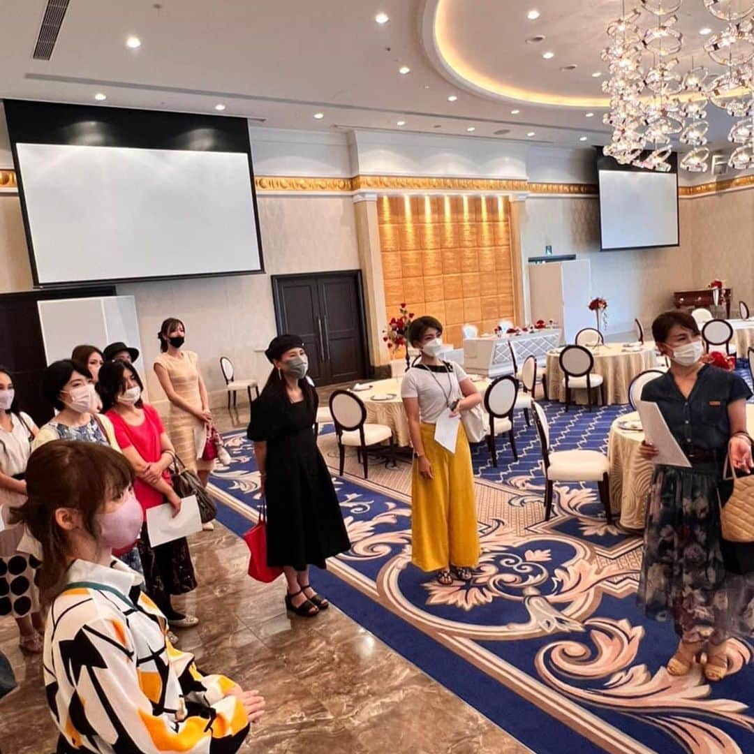 小林万希子さんのインスタグラム写真 - (小林万希子Instagram)「・  ミセスオブザイヤー兵庫大会 ランチ懇親会&会場見学❤️ 【part2✨】  そこからすぐの今回の会場となる エスタシオン・デ・神戸へ移動  ウォーキングの山口マユウ先生やテクニカルの方、ランチに来れなかったメンバーと合流して、会場見学💕  だけのはずが…  みっちりと動線を確認して、皆にウォーキングまでしっかりしてもらって、全体の流れを確認する！まさにリハーサルのような時間となりました👍✨  素晴らしい〜😍  @mayuu_yamaguchi 山口マユウ先生、東京に向かう前のお忙しい時間にかかわらず、会場まで来ていただいてご指導いただき、本当ありがとうございました❤️  そして、急なリハーサルにも対応して下さった会場担当者の皆様にも本当に感謝しています🙏✨  こうして、皆さんのご協力があって、一歩一歩の積み重ねが理想の大会に近づいていく✨✨  ファイナリストの皆さん💕 当日は皆さんへの感謝の気持ちをしっかり背負って「頑張らねば❗️」ですね😊  関係者の皆様、本当にありがとうございました🙏 当日はよろしくお願い致します☺️  *+:;;;:+*+:;;;:+*+:;;;:+*+:;;;:+*   👑ミセスオブザイヤー2022兵庫大会👑　　  ‼️エントリー6月末まで‼️  🔶まだエントリー募集しております✨✨ エントリー専用ページよりお申し込みください。 →→プロフィール欄にございます👠  🔷ファイナリストを支援して下さる スポンサー様を募集しております‼️ →→プロフィール欄に記載しているURLより ご連絡をお待ちしております🙏  *+:;;;:+*+:;;;:+*+:;;;:+*+:;;;:+*   【ミセスオブザイヤー兵庫大会】 　　場所　:  エスタシオン・デ・神戸 　　日程　:  2022年8月3日(水)  　　　　　エントリー締め切り　 　　　　　2022年　6月30日(木)  *+:;;;:+*+:;;;:+*+:;;;:+*+:;;;:+* *+:;;;:+*+:;;;:+  【応募方法】 エントリー専用ページよりお申し込みください。 →→👠プロフィール欄にございます👠 @mrs_of_the_year_hyogo   ※郵送によるエントリーは受付しておりません。 ※募集締切日は地域によって異なりますので、ご注意ください。[兵庫大会は6月末日まで］  *+:;;;:+*+:;;;:+*+:;;;:+*+:;;;:+* *+:;;;:+*+:;;;:+  #Mrs＆Mr of the Year2022 #ミセスオブザイヤー  #ミセスオブザイヤーファイナリスト  #ミセスオブザイヤー2022兵庫 #エイジレス #ボーダーレス  #カッコいい女性  #地方大会 #地域社会貢献 #sdgs  #ジェンダー平等  #パートナーシップ  #あなた自身の手で  #あなた自身の人生を作る  #エントリーお待ちしています  @mrs_of_the_year_hyogo プロフィール欄から💓」6月21日 22時12分 - macky1218