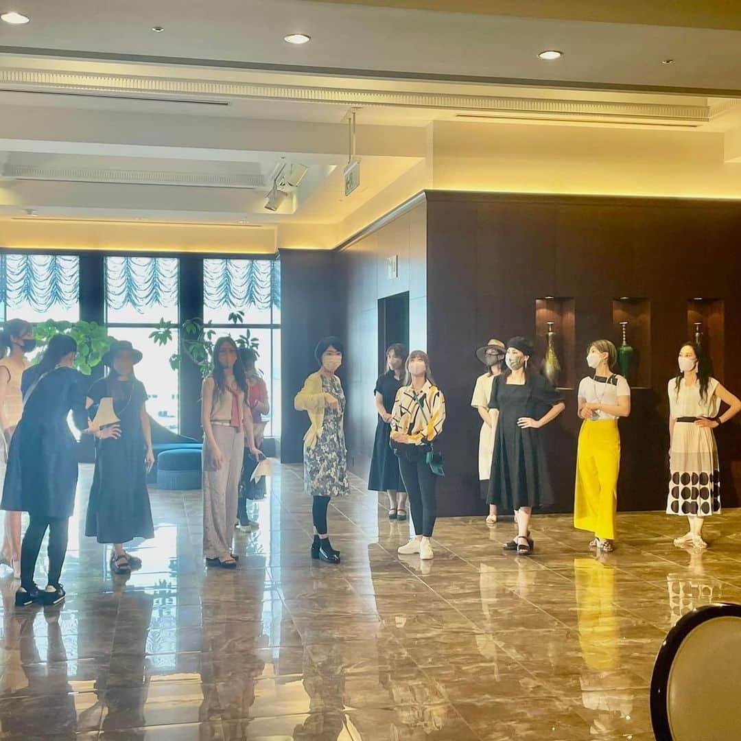 小林万希子さんのインスタグラム写真 - (小林万希子Instagram)「・  ミセスオブザイヤー兵庫大会 ランチ懇親会&会場見学❤️ 【part2✨】  そこからすぐの今回の会場となる エスタシオン・デ・神戸へ移動  ウォーキングの山口マユウ先生やテクニカルの方、ランチに来れなかったメンバーと合流して、会場見学💕  だけのはずが…  みっちりと動線を確認して、皆にウォーキングまでしっかりしてもらって、全体の流れを確認する！まさにリハーサルのような時間となりました👍✨  素晴らしい〜😍  @mayuu_yamaguchi 山口マユウ先生、東京に向かう前のお忙しい時間にかかわらず、会場まで来ていただいてご指導いただき、本当ありがとうございました❤️  そして、急なリハーサルにも対応して下さった会場担当者の皆様にも本当に感謝しています🙏✨  こうして、皆さんのご協力があって、一歩一歩の積み重ねが理想の大会に近づいていく✨✨  ファイナリストの皆さん💕 当日は皆さんへの感謝の気持ちをしっかり背負って「頑張らねば❗️」ですね😊  関係者の皆様、本当にありがとうございました🙏 当日はよろしくお願い致します☺️  *+:;;;:+*+:;;;:+*+:;;;:+*+:;;;:+*   👑ミセスオブザイヤー2022兵庫大会👑　　  ‼️エントリー6月末まで‼️  🔶まだエントリー募集しております✨✨ エントリー専用ページよりお申し込みください。 →→プロフィール欄にございます👠  🔷ファイナリストを支援して下さる スポンサー様を募集しております‼️ →→プロフィール欄に記載しているURLより ご連絡をお待ちしております🙏  *+:;;;:+*+:;;;:+*+:;;;:+*+:;;;:+*   【ミセスオブザイヤー兵庫大会】 　　場所　:  エスタシオン・デ・神戸 　　日程　:  2022年8月3日(水)  　　　　　エントリー締め切り　 　　　　　2022年　6月30日(木)  *+:;;;:+*+:;;;:+*+:;;;:+*+:;;;:+* *+:;;;:+*+:;;;:+  【応募方法】 エントリー専用ページよりお申し込みください。 →→👠プロフィール欄にございます👠 @mrs_of_the_year_hyogo   ※郵送によるエントリーは受付しておりません。 ※募集締切日は地域によって異なりますので、ご注意ください。[兵庫大会は6月末日まで］  *+:;;;:+*+:;;;:+*+:;;;:+*+:;;;:+* *+:;;;:+*+:;;;:+  #Mrs＆Mr of the Year2022 #ミセスオブザイヤー  #ミセスオブザイヤーファイナリスト  #ミセスオブザイヤー2022兵庫 #エイジレス #ボーダーレス  #カッコいい女性  #地方大会 #地域社会貢献 #sdgs  #ジェンダー平等  #パートナーシップ  #あなた自身の手で  #あなた自身の人生を作る  #エントリーお待ちしています  @mrs_of_the_year_hyogo プロフィール欄から💓」6月21日 22時12分 - macky1218