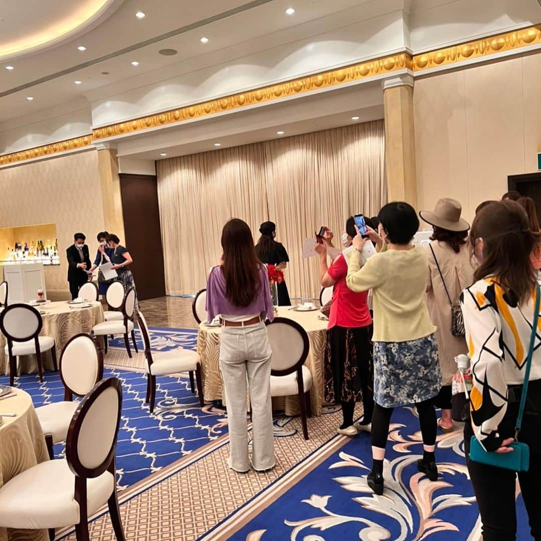小林万希子さんのインスタグラム写真 - (小林万希子Instagram)「・  ミセスオブザイヤー兵庫大会 ランチ懇親会&会場見学❤️ 【part2✨】  そこからすぐの今回の会場となる エスタシオン・デ・神戸へ移動  ウォーキングの山口マユウ先生やテクニカルの方、ランチに来れなかったメンバーと合流して、会場見学💕  だけのはずが…  みっちりと動線を確認して、皆にウォーキングまでしっかりしてもらって、全体の流れを確認する！まさにリハーサルのような時間となりました👍✨  素晴らしい〜😍  @mayuu_yamaguchi 山口マユウ先生、東京に向かう前のお忙しい時間にかかわらず、会場まで来ていただいてご指導いただき、本当ありがとうございました❤️  そして、急なリハーサルにも対応して下さった会場担当者の皆様にも本当に感謝しています🙏✨  こうして、皆さんのご協力があって、一歩一歩の積み重ねが理想の大会に近づいていく✨✨  ファイナリストの皆さん💕 当日は皆さんへの感謝の気持ちをしっかり背負って「頑張らねば❗️」ですね😊  関係者の皆様、本当にありがとうございました🙏 当日はよろしくお願い致します☺️  *+:;;;:+*+:;;;:+*+:;;;:+*+:;;;:+*   👑ミセスオブザイヤー2022兵庫大会👑　　  ‼️エントリー6月末まで‼️  🔶まだエントリー募集しております✨✨ エントリー専用ページよりお申し込みください。 →→プロフィール欄にございます👠  🔷ファイナリストを支援して下さる スポンサー様を募集しております‼️ →→プロフィール欄に記載しているURLより ご連絡をお待ちしております🙏  *+:;;;:+*+:;;;:+*+:;;;:+*+:;;;:+*   【ミセスオブザイヤー兵庫大会】 　　場所　:  エスタシオン・デ・神戸 　　日程　:  2022年8月3日(水)  　　　　　エントリー締め切り　 　　　　　2022年　6月30日(木)  *+:;;;:+*+:;;;:+*+:;;;:+*+:;;;:+* *+:;;;:+*+:;;;:+  【応募方法】 エントリー専用ページよりお申し込みください。 →→👠プロフィール欄にございます👠 @mrs_of_the_year_hyogo   ※郵送によるエントリーは受付しておりません。 ※募集締切日は地域によって異なりますので、ご注意ください。[兵庫大会は6月末日まで］  *+:;;;:+*+:;;;:+*+:;;;:+*+:;;;:+* *+:;;;:+*+:;;;:+  #Mrs＆Mr of the Year2022 #ミセスオブザイヤー  #ミセスオブザイヤーファイナリスト  #ミセスオブザイヤー2022兵庫 #エイジレス #ボーダーレス  #カッコいい女性  #地方大会 #地域社会貢献 #sdgs  #ジェンダー平等  #パートナーシップ  #あなた自身の手で  #あなた自身の人生を作る  #エントリーお待ちしています  @mrs_of_the_year_hyogo プロフィール欄から💓」6月21日 22時12分 - macky1218