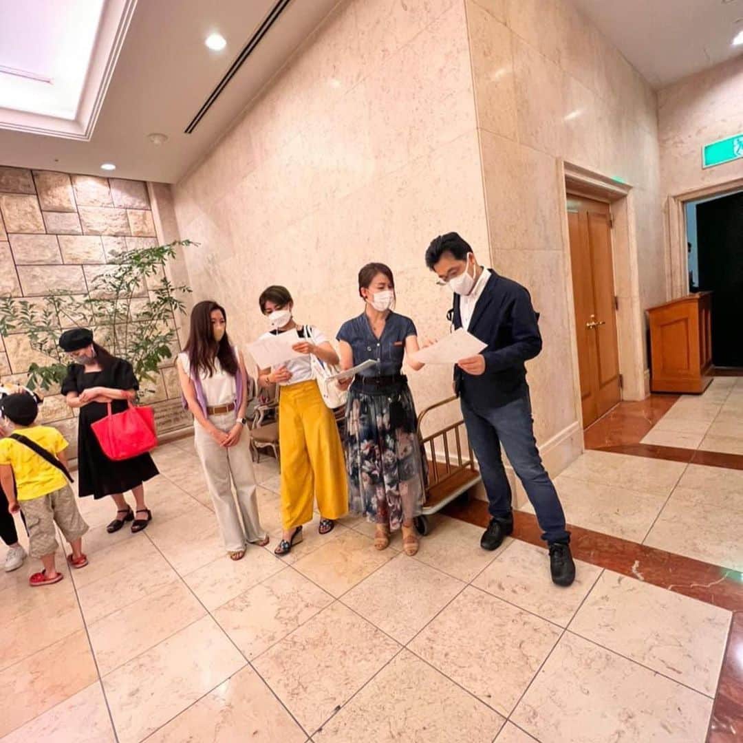 小林万希子さんのインスタグラム写真 - (小林万希子Instagram)「・  ミセスオブザイヤー兵庫大会 ランチ懇親会&会場見学❤️ 【part2✨】  そこからすぐの今回の会場となる エスタシオン・デ・神戸へ移動  ウォーキングの山口マユウ先生やテクニカルの方、ランチに来れなかったメンバーと合流して、会場見学💕  だけのはずが…  みっちりと動線を確認して、皆にウォーキングまでしっかりしてもらって、全体の流れを確認する！まさにリハーサルのような時間となりました👍✨  素晴らしい〜😍  @mayuu_yamaguchi 山口マユウ先生、東京に向かう前のお忙しい時間にかかわらず、会場まで来ていただいてご指導いただき、本当ありがとうございました❤️  そして、急なリハーサルにも対応して下さった会場担当者の皆様にも本当に感謝しています🙏✨  こうして、皆さんのご協力があって、一歩一歩の積み重ねが理想の大会に近づいていく✨✨  ファイナリストの皆さん💕 当日は皆さんへの感謝の気持ちをしっかり背負って「頑張らねば❗️」ですね😊  関係者の皆様、本当にありがとうございました🙏 当日はよろしくお願い致します☺️  *+:;;;:+*+:;;;:+*+:;;;:+*+:;;;:+*   👑ミセスオブザイヤー2022兵庫大会👑　　  ‼️エントリー6月末まで‼️  🔶まだエントリー募集しております✨✨ エントリー専用ページよりお申し込みください。 →→プロフィール欄にございます👠  🔷ファイナリストを支援して下さる スポンサー様を募集しております‼️ →→プロフィール欄に記載しているURLより ご連絡をお待ちしております🙏  *+:;;;:+*+:;;;:+*+:;;;:+*+:;;;:+*   【ミセスオブザイヤー兵庫大会】 　　場所　:  エスタシオン・デ・神戸 　　日程　:  2022年8月3日(水)  　　　　　エントリー締め切り　 　　　　　2022年　6月30日(木)  *+:;;;:+*+:;;;:+*+:;;;:+*+:;;;:+* *+:;;;:+*+:;;;:+  【応募方法】 エントリー専用ページよりお申し込みください。 →→👠プロフィール欄にございます👠 @mrs_of_the_year_hyogo   ※郵送によるエントリーは受付しておりません。 ※募集締切日は地域によって異なりますので、ご注意ください。[兵庫大会は6月末日まで］  *+:;;;:+*+:;;;:+*+:;;;:+*+:;;;:+* *+:;;;:+*+:;;;:+  #Mrs＆Mr of the Year2022 #ミセスオブザイヤー  #ミセスオブザイヤーファイナリスト  #ミセスオブザイヤー2022兵庫 #エイジレス #ボーダーレス  #カッコいい女性  #地方大会 #地域社会貢献 #sdgs  #ジェンダー平等  #パートナーシップ  #あなた自身の手で  #あなた自身の人生を作る  #エントリーお待ちしています  @mrs_of_the_year_hyogo プロフィール欄から💓」6月21日 22時12分 - macky1218