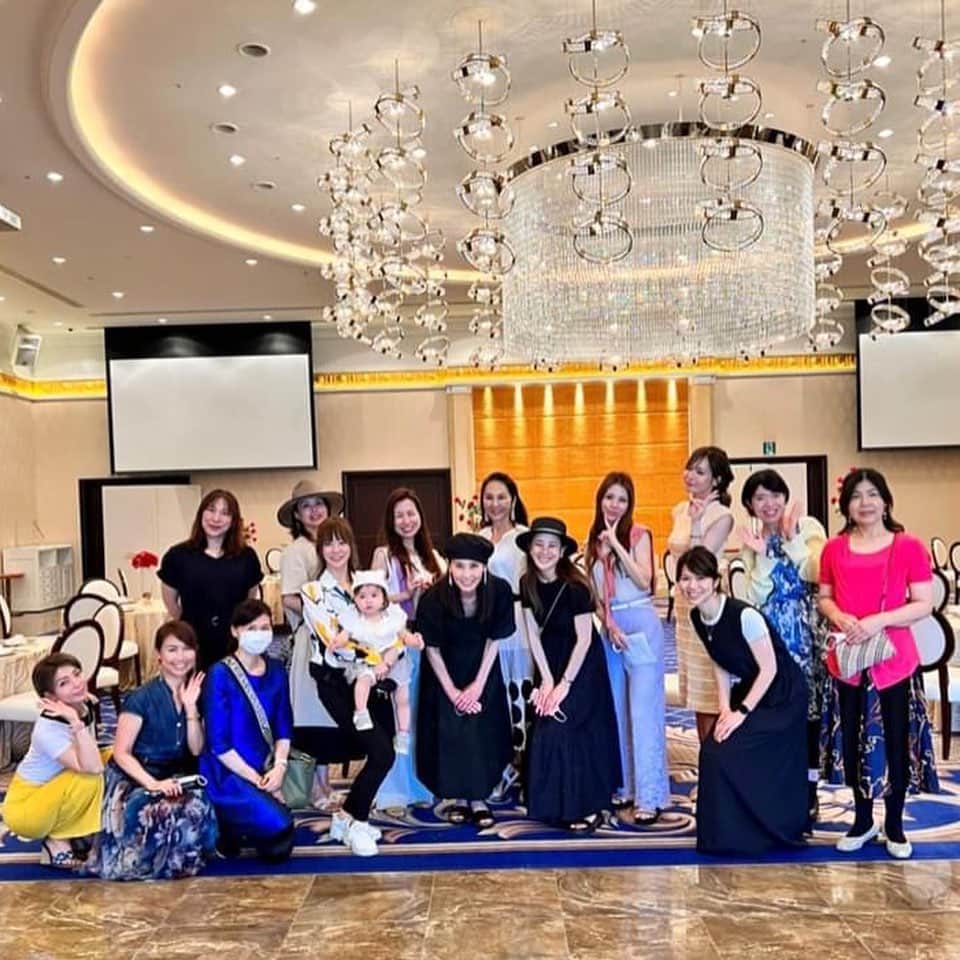 小林万希子さんのインスタグラム写真 - (小林万希子Instagram)「・  ミセスオブザイヤー兵庫大会 ランチ懇親会&会場見学❤️ 【part2✨】  そこからすぐの今回の会場となる エスタシオン・デ・神戸へ移動  ウォーキングの山口マユウ先生やテクニカルの方、ランチに来れなかったメンバーと合流して、会場見学💕  だけのはずが…  みっちりと動線を確認して、皆にウォーキングまでしっかりしてもらって、全体の流れを確認する！まさにリハーサルのような時間となりました👍✨  素晴らしい〜😍  @mayuu_yamaguchi 山口マユウ先生、東京に向かう前のお忙しい時間にかかわらず、会場まで来ていただいてご指導いただき、本当ありがとうございました❤️  そして、急なリハーサルにも対応して下さった会場担当者の皆様にも本当に感謝しています🙏✨  こうして、皆さんのご協力があって、一歩一歩の積み重ねが理想の大会に近づいていく✨✨  ファイナリストの皆さん💕 当日は皆さんへの感謝の気持ちをしっかり背負って「頑張らねば❗️」ですね😊  関係者の皆様、本当にありがとうございました🙏 当日はよろしくお願い致します☺️  *+:;;;:+*+:;;;:+*+:;;;:+*+:;;;:+*   👑ミセスオブザイヤー2022兵庫大会👑　　  ‼️エントリー6月末まで‼️  🔶まだエントリー募集しております✨✨ エントリー専用ページよりお申し込みください。 →→プロフィール欄にございます👠  🔷ファイナリストを支援して下さる スポンサー様を募集しております‼️ →→プロフィール欄に記載しているURLより ご連絡をお待ちしております🙏  *+:;;;:+*+:;;;:+*+:;;;:+*+:;;;:+*   【ミセスオブザイヤー兵庫大会】 　　場所　:  エスタシオン・デ・神戸 　　日程　:  2022年8月3日(水)  　　　　　エントリー締め切り　 　　　　　2022年　6月30日(木)  *+:;;;:+*+:;;;:+*+:;;;:+*+:;;;:+* *+:;;;:+*+:;;;:+  【応募方法】 エントリー専用ページよりお申し込みください。 →→👠プロフィール欄にございます👠 @mrs_of_the_year_hyogo   ※郵送によるエントリーは受付しておりません。 ※募集締切日は地域によって異なりますので、ご注意ください。[兵庫大会は6月末日まで］  *+:;;;:+*+:;;;:+*+:;;;:+*+:;;;:+* *+:;;;:+*+:;;;:+  #Mrs＆Mr of the Year2022 #ミセスオブザイヤー  #ミセスオブザイヤーファイナリスト  #ミセスオブザイヤー2022兵庫 #エイジレス #ボーダーレス  #カッコいい女性  #地方大会 #地域社会貢献 #sdgs  #ジェンダー平等  #パートナーシップ  #あなた自身の手で  #あなた自身の人生を作る  #エントリーお待ちしています  @mrs_of_the_year_hyogo プロフィール欄から💓」6月21日 22時12分 - macky1218