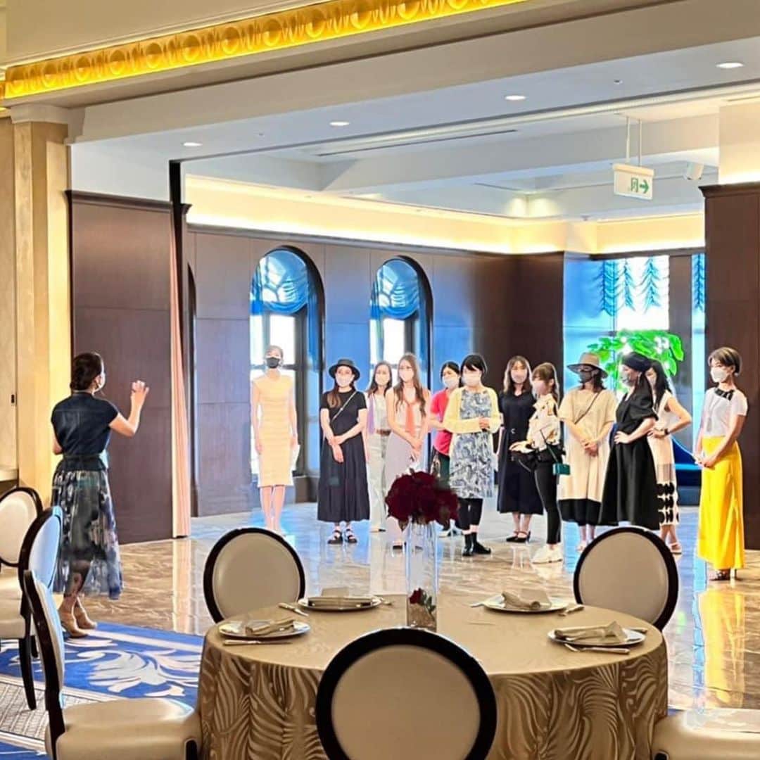 小林万希子さんのインスタグラム写真 - (小林万希子Instagram)「・  ミセスオブザイヤー兵庫大会 ランチ懇親会&会場見学❤️ 【part2✨】  そこからすぐの今回の会場となる エスタシオン・デ・神戸へ移動  ウォーキングの山口マユウ先生やテクニカルの方、ランチに来れなかったメンバーと合流して、会場見学💕  だけのはずが…  みっちりと動線を確認して、皆にウォーキングまでしっかりしてもらって、全体の流れを確認する！まさにリハーサルのような時間となりました👍✨  素晴らしい〜😍  @mayuu_yamaguchi 山口マユウ先生、東京に向かう前のお忙しい時間にかかわらず、会場まで来ていただいてご指導いただき、本当ありがとうございました❤️  そして、急なリハーサルにも対応して下さった会場担当者の皆様にも本当に感謝しています🙏✨  こうして、皆さんのご協力があって、一歩一歩の積み重ねが理想の大会に近づいていく✨✨  ファイナリストの皆さん💕 当日は皆さんへの感謝の気持ちをしっかり背負って「頑張らねば❗️」ですね😊  関係者の皆様、本当にありがとうございました🙏 当日はよろしくお願い致します☺️  *+:;;;:+*+:;;;:+*+:;;;:+*+:;;;:+*   👑ミセスオブザイヤー2022兵庫大会👑　　  ‼️エントリー6月末まで‼️  🔶まだエントリー募集しております✨✨ エントリー専用ページよりお申し込みください。 →→プロフィール欄にございます👠  🔷ファイナリストを支援して下さる スポンサー様を募集しております‼️ →→プロフィール欄に記載しているURLより ご連絡をお待ちしております🙏  *+:;;;:+*+:;;;:+*+:;;;:+*+:;;;:+*   【ミセスオブザイヤー兵庫大会】 　　場所　:  エスタシオン・デ・神戸 　　日程　:  2022年8月3日(水)  　　　　　エントリー締め切り　 　　　　　2022年　6月30日(木)  *+:;;;:+*+:;;;:+*+:;;;:+*+:;;;:+* *+:;;;:+*+:;;;:+  【応募方法】 エントリー専用ページよりお申し込みください。 →→👠プロフィール欄にございます👠 @mrs_of_the_year_hyogo   ※郵送によるエントリーは受付しておりません。 ※募集締切日は地域によって異なりますので、ご注意ください。[兵庫大会は6月末日まで］  *+:;;;:+*+:;;;:+*+:;;;:+*+:;;;:+* *+:;;;:+*+:;;;:+  #Mrs＆Mr of the Year2022 #ミセスオブザイヤー  #ミセスオブザイヤーファイナリスト  #ミセスオブザイヤー2022兵庫 #エイジレス #ボーダーレス  #カッコいい女性  #地方大会 #地域社会貢献 #sdgs  #ジェンダー平等  #パートナーシップ  #あなた自身の手で  #あなた自身の人生を作る  #エントリーお待ちしています  @mrs_of_the_year_hyogo プロフィール欄から💓」6月21日 22時12分 - macky1218