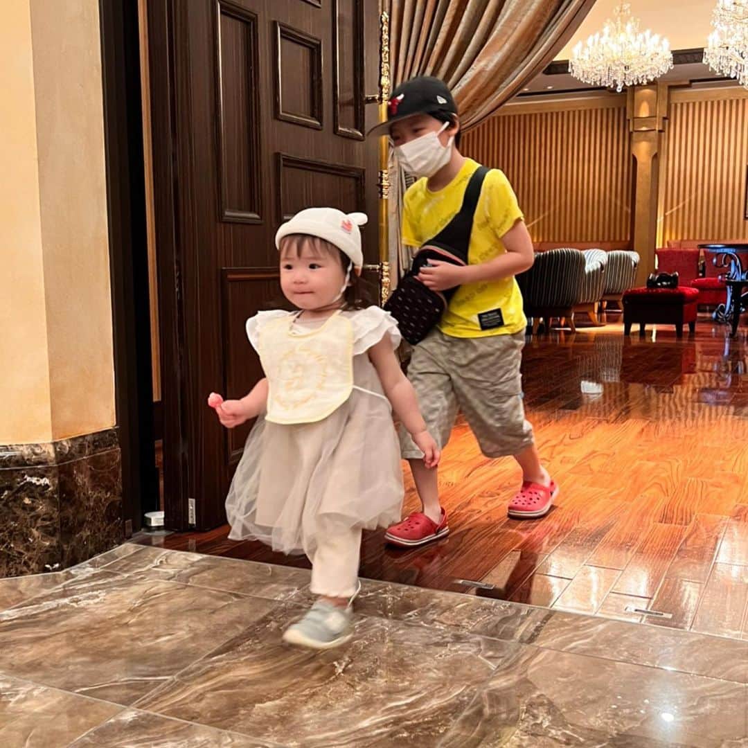 小林万希子さんのインスタグラム写真 - (小林万希子Instagram)「・  ミセスオブザイヤー兵庫大会 ランチ懇親会&会場見学❤️ 【part2✨】  そこからすぐの今回の会場となる エスタシオン・デ・神戸へ移動  ウォーキングの山口マユウ先生やテクニカルの方、ランチに来れなかったメンバーと合流して、会場見学💕  だけのはずが…  みっちりと動線を確認して、皆にウォーキングまでしっかりしてもらって、全体の流れを確認する！まさにリハーサルのような時間となりました👍✨  素晴らしい〜😍  @mayuu_yamaguchi 山口マユウ先生、東京に向かう前のお忙しい時間にかかわらず、会場まで来ていただいてご指導いただき、本当ありがとうございました❤️  そして、急なリハーサルにも対応して下さった会場担当者の皆様にも本当に感謝しています🙏✨  こうして、皆さんのご協力があって、一歩一歩の積み重ねが理想の大会に近づいていく✨✨  ファイナリストの皆さん💕 当日は皆さんへの感謝の気持ちをしっかり背負って「頑張らねば❗️」ですね😊  関係者の皆様、本当にありがとうございました🙏 当日はよろしくお願い致します☺️  *+:;;;:+*+:;;;:+*+:;;;:+*+:;;;:+*   👑ミセスオブザイヤー2022兵庫大会👑　　  ‼️エントリー6月末まで‼️  🔶まだエントリー募集しております✨✨ エントリー専用ページよりお申し込みください。 →→プロフィール欄にございます👠  🔷ファイナリストを支援して下さる スポンサー様を募集しております‼️ →→プロフィール欄に記載しているURLより ご連絡をお待ちしております🙏  *+:;;;:+*+:;;;:+*+:;;;:+*+:;;;:+*   【ミセスオブザイヤー兵庫大会】 　　場所　:  エスタシオン・デ・神戸 　　日程　:  2022年8月3日(水)  　　　　　エントリー締め切り　 　　　　　2022年　6月30日(木)  *+:;;;:+*+:;;;:+*+:;;;:+*+:;;;:+* *+:;;;:+*+:;;;:+  【応募方法】 エントリー専用ページよりお申し込みください。 →→👠プロフィール欄にございます👠 @mrs_of_the_year_hyogo   ※郵送によるエントリーは受付しておりません。 ※募集締切日は地域によって異なりますので、ご注意ください。[兵庫大会は6月末日まで］  *+:;;;:+*+:;;;:+*+:;;;:+*+:;;;:+* *+:;;;:+*+:;;;:+  #Mrs＆Mr of the Year2022 #ミセスオブザイヤー  #ミセスオブザイヤーファイナリスト  #ミセスオブザイヤー2022兵庫 #エイジレス #ボーダーレス  #カッコいい女性  #地方大会 #地域社会貢献 #sdgs  #ジェンダー平等  #パートナーシップ  #あなた自身の手で  #あなた自身の人生を作る  #エントリーお待ちしています  @mrs_of_the_year_hyogo プロフィール欄から💓」6月21日 22時12分 - macky1218