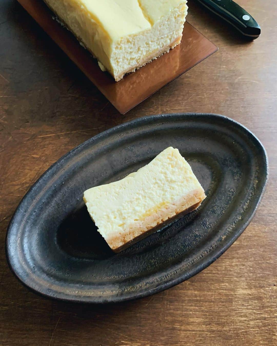 樹神さんのインスタグラム写真 - (樹神Instagram)「ノーワックスのものでレモンカードを作って ボトムに乗っけてチーズケーキ焼いてみました。  レモンレモン、濃厚！  三日目からが旬だなー。  #cheesecake  #lifework #lemon #lemoncurd」6月21日 22時39分 - kotamaofficial
