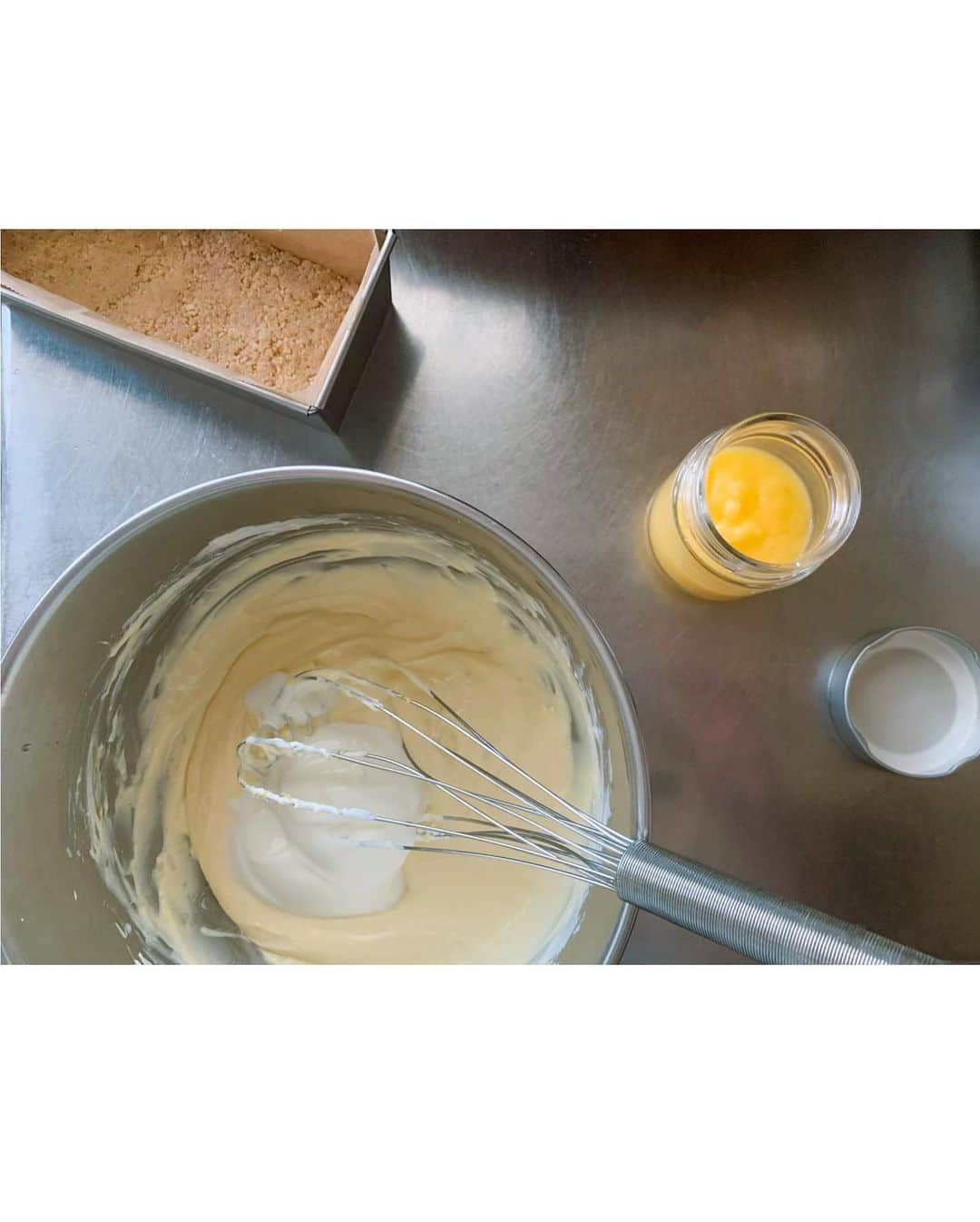 樹神さんのインスタグラム写真 - (樹神Instagram)「ノーワックスのものでレモンカードを作って ボトムに乗っけてチーズケーキ焼いてみました。  レモンレモン、濃厚！  三日目からが旬だなー。  #cheesecake  #lifework #lemon #lemoncurd」6月21日 22時39分 - kotamaofficial