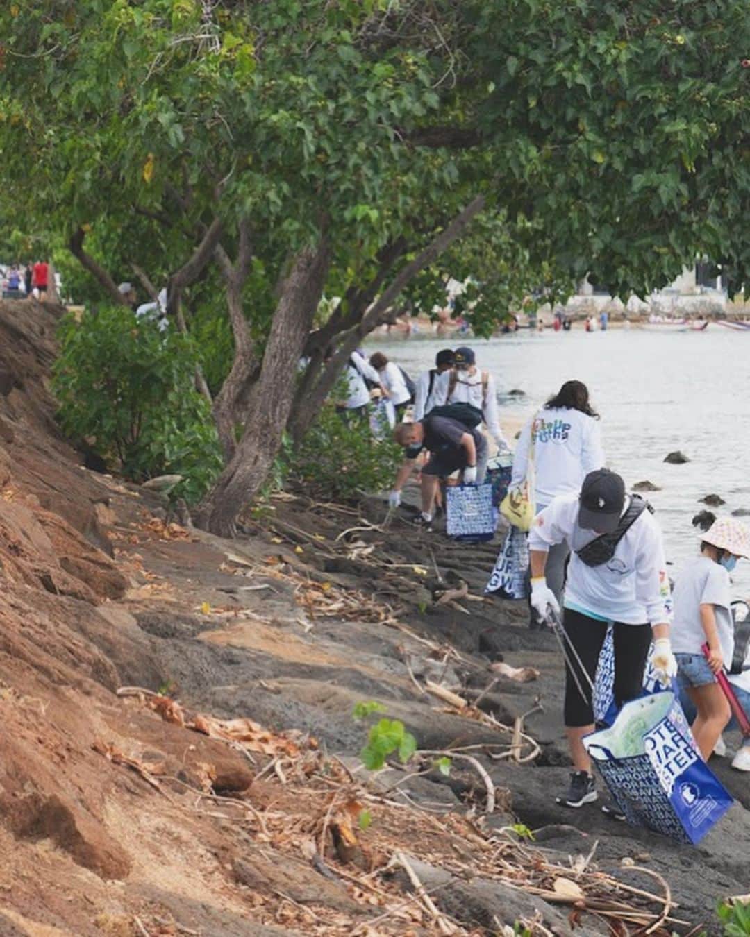 宮内理沙さんのインスタグラム写真 - (宮内理沙Instagram)「beach cleanup day🌍✨  今回のメインのビーチクリーン💐 コロナの影響で急激に増えたマスクのゴミが海に流れ出ているという現状を受けてMake Up Earthという企画が新しく立ち上がり、そこに参加させていただきました😊  現地の環境保護団体の方達とクリーン活動をさせていただきました🙏 シャツもトングも袋も可愛くてテンション上がった😋 そして物凄く本気を出した結果表彰されました😆✨  おしゃれして現地の団体の方達と交流しながらの活動はとても楽しかったですし充実した時間を過ごせて嬉しかったです🥰  この次の投稿で今回のハワイの企画に参加させていただいた理由を載せさせていただきます🙏🎀  #しっかりじゃんけん負けました #MakeUpEarth  #2Zi #地球を綺麗に #sdgs #アフターコロナ #aftercovid19 #travel#toure」6月21日 23時06分 - risa_miyauchi