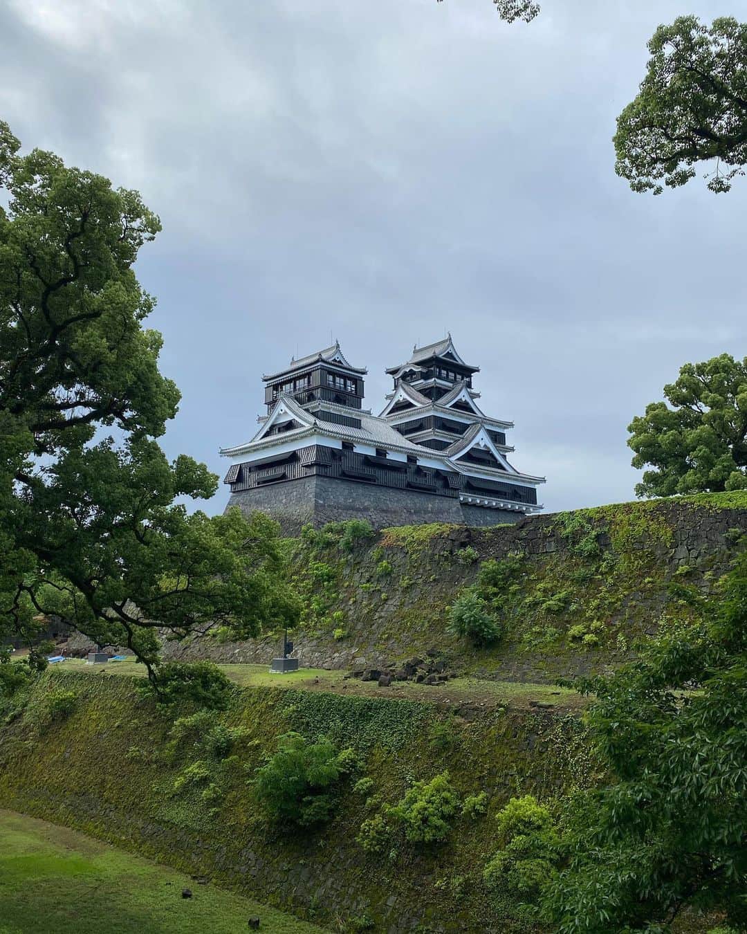 きゃっするひとみーさんのインスタグラム写真 - (きゃっするひとみーInstagram)「はじめての熊本。 お城を好きになってから、ずっとずっと行きたかった熊本城。  私は　#築城名人　（城の一流デザイナーのような感じ）と呼ばれる3人の中でも大阪城や伊賀上野城などを手がけた藤堂高虎をめちゃくちゃ推してて。 #直線的高石垣　大好き主婦。  その中の一人加藤清正のお城、熊本城に行くのをすごくすごくすごく楽しみにしていたんです。 #扇の勾配   いよいよはじめての熊本城。 まずは朝ラン🐻と楽しみに走り出して到着し、崩壊した石垣を見て絶句。 お城のこんなに痛ましい姿を見るのははじめて。 茫然自失というか。もうその場から動けなくて、少し混乱してしまいました。  熊本地震で天守の瓦は全て落ち。 石垣も崩壊。 ニュースでは知ってたし、復興の様子もみてたはずなのに。  被害の大きさを改めて目の当たりにしました。  熊本城についてはたくさんレポート書きたい✨ まずは天守。 400年の歴史の中でも何度も蘇ってきた熊本城。 また地震から復興した天守。  2枚目の動画は安定して朝は声が出ない人です😂😂😂👍笑 酒焼けじゃないよ！笑　すっぴんなのでくまモンスタンプでごまかしてます🐻🐻🐻  #蘇る熊本城 #蘇れ熊本城 #不屈の城  #熊本城 #kumamoto  #kumamotocastle」6月21日 23時13分 - takaxjumppp