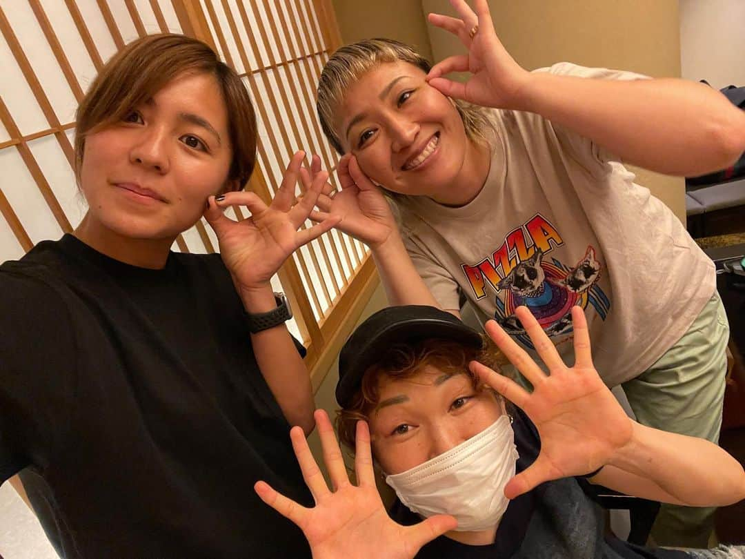 岩渕真奈さんのインスタグラム写真 - (岩渕真奈Instagram)「⚽️👩‍👧‍👧💖 ⁡ ついに集合しました🙌 笑い過ぎて怖いくらいあっという間の3時間🤣 楽し過ぎましたー！！！ ⁡ 久しぶりすぎて最後に会った日を調べたらなんと5年前の今日6月21日！びっくりっ😳📸（3枚目） ⁡ あーーーみんな好き😮‍💨❤️ 次もまたいつかの6月21日に👋 ⁡ #621 #写真のポーズは謎  #かりちゃんは癖 #ユミリー #筋肉は友だち」6月21日 23時26分 - iwabuchi.m_jp