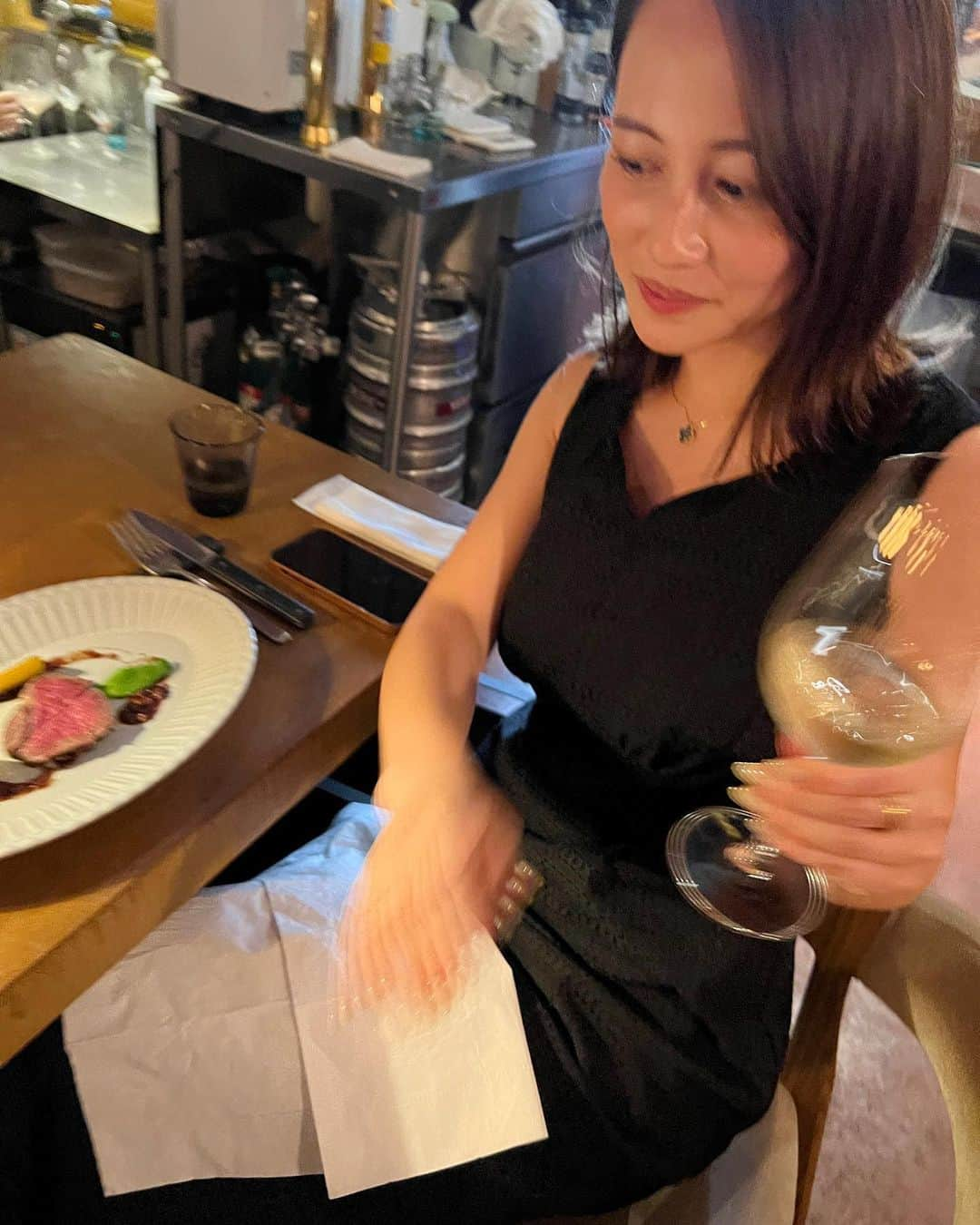 左近鈴乃さんのインスタグラム写真 - (左近鈴乃Instagram)「. 従姉妹と🗼🥂✨ まさかのお誕生日のお祝いまで…！🥲 今年初お祝いありがとう♡もうすぐ27かあとしみじみ🥺  美味しいご飯と美味しいワインと幸せ話で ほっこり満たされた夜やった〜〜🌙 家族愛がすごくてほんまに素敵すぎるかなちゃん、、 みんなで集まる日が楽しみっ🤍 おばあちゃんの孫で幸せだな〜👵🏻  #BLU #恵比寿グルメ #従姉妹」6月21日 23時41分 - suzuno_sakon