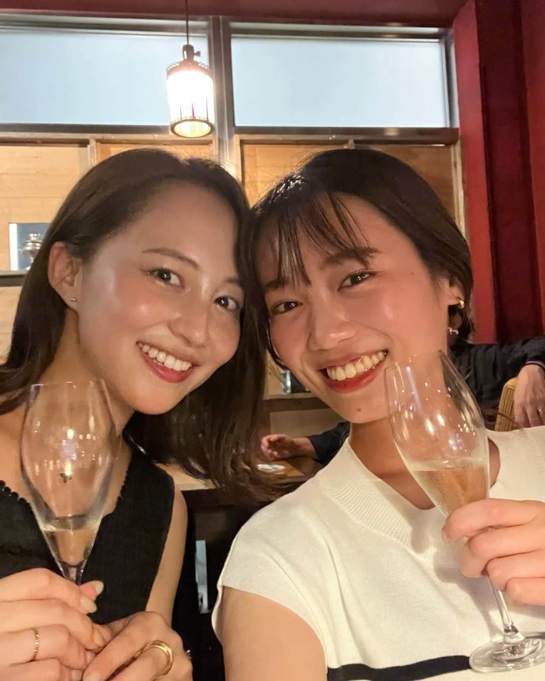 左近鈴乃さんのインスタグラム写真 - (左近鈴乃Instagram)「. 従姉妹と🗼🥂✨ まさかのお誕生日のお祝いまで…！🥲 今年初お祝いありがとう♡もうすぐ27かあとしみじみ🥺  美味しいご飯と美味しいワインと幸せ話で ほっこり満たされた夜やった〜〜🌙 家族愛がすごくてほんまに素敵すぎるかなちゃん、、 みんなで集まる日が楽しみっ🤍 おばあちゃんの孫で幸せだな〜👵🏻  #BLU #恵比寿グルメ #従姉妹」6月21日 23時41分 - suzuno_sakon