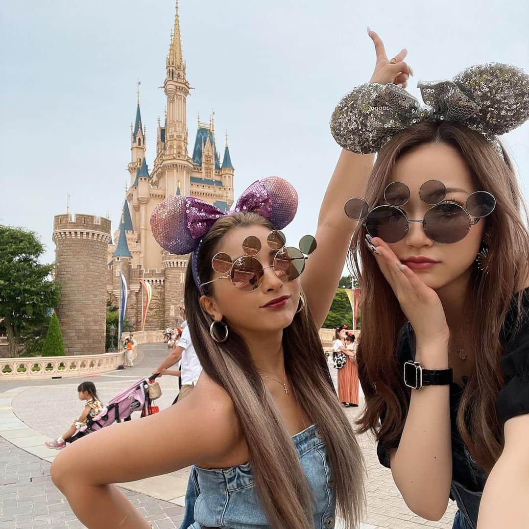 ゆきぽよさんのインスタグラム写真 - (ゆきぽよInstagram)「地元の推しギャルと夢の国🐭♡  ゆづ1日ありがとう〜💗💗💗 ゆづのお肌白かったからゆきも白くしたら ゆづが白くなりすぎたからゆづを黒くした。(笑)  2万歩も歩いたので来週にはガリガリです。   #ディズニー  #ディズニーランド  #tdl」6月22日 0時24分 - poyo_ngy